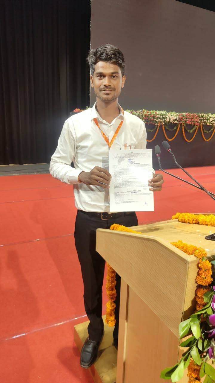 🚨 BREAKING NEWS | महराजगंज 🚨
🏆 बरगदवा राजा के होनहार बेटे ने रचा इतिहास! कृषि तकनीकी सहायक अधिकारी हेतु मिला नियुक्ति पत्र
🌟 शिव जतन का UPSSSC में चयन 🌟
बरगदवा राजा क्षेत्र के वन टोला निवासी शिव जतन पुत्र जितेंद्र ने उत्तर प्रदेश अधीनस्थ सेवा चयन आयोग (UPSSSC) के माध्यम से कृषि तकनीकी सहायक अधिकारी के प्रतिष्ठित पद पर चयनित होकर पूरे क्षेत्र का नाम रोशन किया है। 🎉
📢 सफलता की खबर मिलते ही गांव में खुशी की लहर दौड़ गई। घर पर बधाई देने वालों का तांता लग गया और ग्रामीणों ने फूल-मालाओं व मिठाइयों के साथ शिव जतन का स्वागत किया।
💪 मेहनत • संघर्ष • लगन = सफलता
गांव की मिट्टी से निकलकर प्रतिष्ठित सरकारी पद तक पहुंचने वाले शिव जतन की सफलता क्षेत्र के युवाओं के लिए प्रेरणादायक है। ग्रामीणों ने उनके उज्ज्वल भविष्य की कामना करते हुए कहा कि यह उपलब्धि पूरे बरगदवा राजा क्षेत्र के लिए गर्व की बात है। 🇮🇳
❤️ शिव जतन को कृषि तकनीकी सहायक अधिकारी का नियुक्ति पत्र पाने पर पब्लिक महराजगंज न्यूज़ की ओर से हार्दिक बधाई एवं उज्ज्वल भविष्य की शुभकामनाएं!
📌 आप भी कमेंट में शिव जतन को बधाई जरूर दें। 👇
Public maharajganj
#BreakingNews #Maharajganj #BargadwaRaja #ShivJatan #UPSSSC #AgricultureTechnicalAssistant #सरकारी_नौकरी #सफलता #गांव_का_बेटा #महराजगंज_न्यूज #युवा_सफलता #मेहनत_की_जीत #बधाई #PublicMaharajganjNews