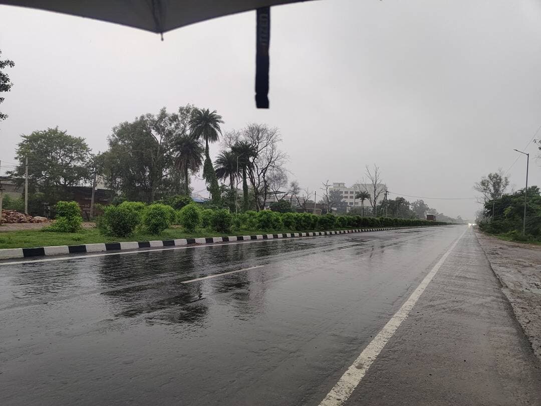 भरतपुर - देर रात से रिमझिम बारिश, लोगों को उमस भरी गर्मी से मिली राहत, निचली कॉलोनियों में भरा पानी, लेकिन किसानों के खिले चेहरे, खरीफ की फसल के लिए फायदेमंद है बारिश, मौसम विभाग के अनुसार ऐसा ही रहेगा दिन भर मौसम,