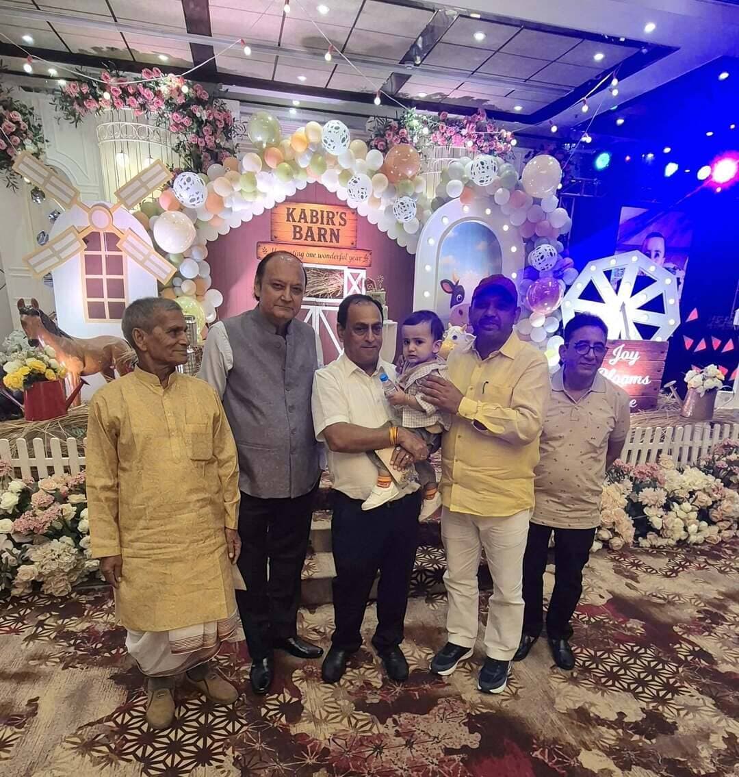 कंपनी बाग के अभिभावक स्वरूप बड़े भाई ओमप्रकाश अरोरा भैया के पोते कबीर के प्रथम जन्मदिवस के शुभ अवसर पर नई दिल्ली के मायापुरी स्थित एक शानदार होटल में आयोजित समारोह में पहुंचकर नन्हे कबीर को अपना स्नेह एवं शुभ आशीर्वाद प्रदान किया।
ईश्वर से प्रार्थना है कि कबीर का जीवन सदैव खुशियों, उत्तम स्वास्थ्य और सफलता से परिपूर्ण रहे। उसे जीवन के हर कदम पर परिवार का प्यार और बड़ों का आशीर्वाद मिलता रहे। जन्मदिन की ढेरों शुभकामनाएं एवं मंगलकामनाएं। 🎂💐🙏