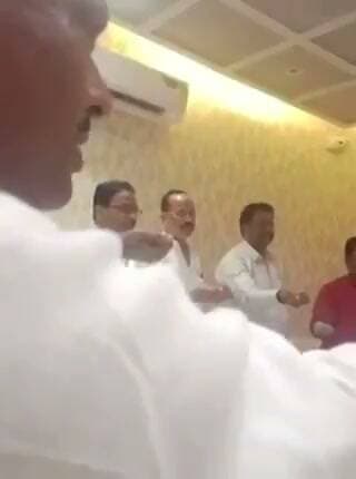 गंगाजल हाथ में लेकर ईमानदारी की कसम…
और बात हो रही है भ्रष्टाचार की कमाई के बंटवारे की!
पाप करने के लिए भी गंगाजल का उपयोग?
#BreakingNews #UttarPradesh #Shahjahanpur #Corruption #भ्रष्टाचार #गंगाजल #ViralNews #ViralVideo #LatestNews #UPNews