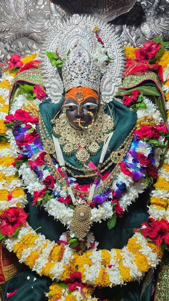 माँ जगत जननी राजराजेश्वरी माँ शारदा भवानी जी के आज दिनांक 26/08/2026 दिन बुधवार के प्रात: कालीन श्रृंगार के दर्शन अदभुत श्रृंगार
जय हो माई की