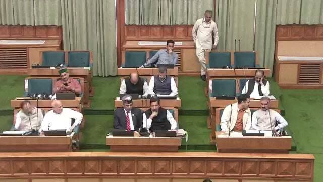 नगर पंचायत निरमंड में भारी-भरकम पानी के बिलों का मुद्दा गंभीर चिंता का विषय है। आम जनता को 1300, 1500 रुपये और इससे भी अधिक के पानी के बिल थमाए जा रहे हैं, जिससे गरीब और मध्यमवर्गीय परिवारों पर अनावश्यक आर्थिक बोझ पड़ रहा है।
नगर पंचायत की इस व्यवस्था से लोग परेशान हैं और लगातार शिकायतें सामने आ रही हैं। आखिर इतने अधिक बिल किस आधार पर जारी किए जा रहे हैं? क्या बिलों की मीटर रीडिंग, खपत और दरों की सही तरीके से जांच हो रही है?
सरकार और नगर पंचायत से मांग है कि इन भारी-भरकम बिलों की तत्काल जांच करवाई जाए, गलत बिलों को दुरुस्त किया जाए और आम जनता को राहत दी जाए।
यह कैसा “व्यवस्था परिवर्तन” है, जिसमें जनता को मूलभूत सुविधा के साथ-साथ भारी-भरकम बिलों की मार भी झेलनी पड़ रही है?
जनता को राहत चाहिए, अतिरिक्त बोझ नहीं।
आपका भाऊ
लोकेंद्र लोकी