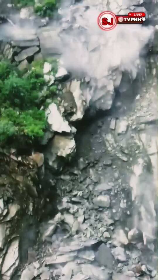 चंबा में देखते ही देखते पूरा पहाड़ आया नीचे, मंजर देख हर कोई हैरान
भरमौर के कोडल-उरई मार्ग पर भारी भूस्खलन से सड़क पूरी तरह क्षतिग्रस्त
पहाड़ी का बड़ा हिस्सा सड़क तोड़ता हुआ नाले में समाया, आवाजाही ठप
गनीमत रही—हादसे के वक्त सड़क पर न वाहन था, न कोई राहगीर
#Chamba #Bharmour #Landslide #HimachalPradesh #ChambaNews #BreakingNews #HimachalNews #RoadBlock #HeavyLandslide #Monsoon #LandslideNews #चंबा #भरमौर #भूस्खलन #हिमाचलप्रदेश #ब्रेकिंगन्यूज