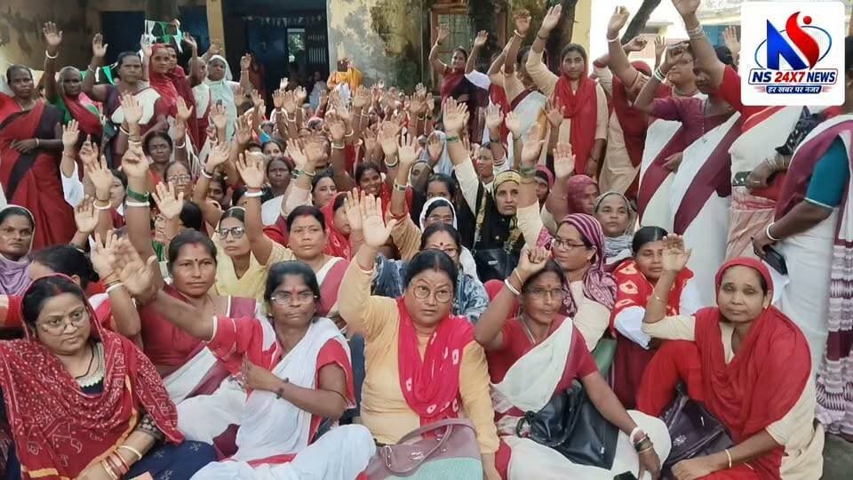 मानदेय से मोबाइल रिचार्ज तक! मांगों को लेकर सड़क पर उतरीं आंगनबाड़ी सेविकाएं, ठाकुरगंज में जोरदार धरना