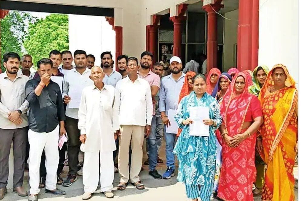 बाहरी बताकर वोटर लिस्ट से नाम हटाने के नोटिस का विरोध, कलेक्ट्रेट पर प्रदर्शन
बगड़ नगरपालिका के वार्ड 4 के लोगों ने जिला निर्वाचन अधिकारी को सौंपा ज्ञापन, बोले- कई साल से यहीं रह रहे, बिना जांच दिए नोटिस
झुंझुनूं (यशदीप खबर)। बगड़ नगरपालिका के वार्ड 4 में मतदाताओं को बाहरी बताकर मतदाता सूची से नाम हटाने के नोटिस जारी किए जाने के विरोध में बुधवार को वार्डवासी कलेक्ट्रेट पहुंचे। लोगों ने प्रदर्शन कर जिला निर्वाचन अधिकारी को ज्ञापन सौंपा।
वार्डवासियों ने आरोप लगाया कि झुंझुनूं एसडीएम की ओर से बिना उचित जांच किए उन्हें नोटिस जारी किए गए हैं। नोटिस में वार्ड की मतदाता सूची से नाम पृथक किए जाने की बात कही गई है। इससे वार्ड के लोगों में नाराजगी है।
प्रदर्शनकारियों का कहना था कि वे कई वर्षों से वार्ड 4 में निवास कर रहे हैं और लगातार मतदान करते आ रहे हैं। इसके बावजूद उन्हें बाहरी बताकर नाम हटाने के नोटिस दिए गए हैं। वार्डवासियों ने आरोप लगाया कि यह कार्रवाई राजनीतिक द्वेषता से प्रेरित है।
लोगों ने जिला निर्वाचन अधिकारी से मामले की निष्पक्ष जांच कराने और मतदाता सूची से नाम हटाने की कार्रवाई पर रोक लगाने की मांग की। प्रदर्शन के दौरान बड़ी संख्या में वार्डवासी मौजूद रहे।
<nis:link nis:type=tag nis:id=jhunjhunu nis:value=Jhunjhunu nis:enabled=true nis:link/> <nis:link nis:type=tag nis:id=bagar nis:value=Bagar nis:enabled=true nis:link/> <nis:link nis:type=tag nis:id=breakingnews nis:value=BreakingNews nis:enabled=true nis:link/> <nis:link nis:type=tag nis:id=voterlist nis:value=VoterList nis:enabled=true nis:link/> <nis:link nis:type=tag nis:id=electionnews nis:value=ElectionNews nis:enabled=true nis:link/> <nis:link nis:type=tag nis:id=rajasthannews nis:value=RajasthanNews nis:enabled=true nis:link/> <nis:link nis:type=tag nis:id=झुंझुनूं nis:value=झुंझुनूं nis:enabled=true nis:link/> <nis:link nis:type=tag nis:id=बगड़ nis:value=बगड़ nis:enabled=true nis:link/> <nis:link nis:type=tag nis:id=मतदाता_सूची nis:value=मतदाता_सूची nis:enabled=true nis:link/> <nis:link nis:type=tag nis:id=चुनाव nis:value=चुनाव nis:enabled=true nis:link/> <nis:link nis:type=tag nis:id=yashdeepkhabar nis:value=yashdeepkhabar nis:enabled=true nis:link/>
