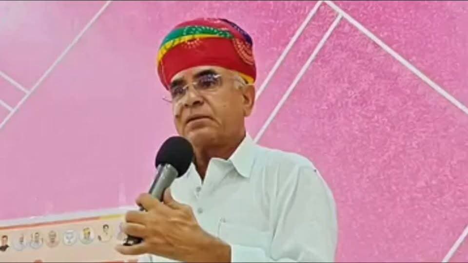 शुभकरण चौधरी का बड़ा दावा: उदयपुरवाटी में BJP का चेयरमैन बनेगा, कोई रोक नहीं सकता!
शुभकरण चौधरी बोले "भारतीय जनता पार्टी का चेयरमैन तो उदयपुरवाटी में बनेगा, कोई रोक नहीं सकता। अब किस तरीके से बनेगा, यह तो आप जानें। आपको यह देखना है कि आप किस तरीके से शासक बनकर उस विकास में सहयोग अपना देते हैं कि नहीं देते हैं। वह समय चला गया, वह समय चला गया जब गलती से हम 416 से हार गए। रोजाना कोई नहीं हारता है। आज जैसी रणनीति आप बनाते हैं, उससे अच्छी रणनीति हमें भी बनानी आती है।"
#ShubhkaranChaudhary #Udaipurwati #BJP #RajasthanPolitics #नगरपालिका_चुनाव #Jhunjhunu #PoliticalNews #BreakingNews #yashdeepkhabar