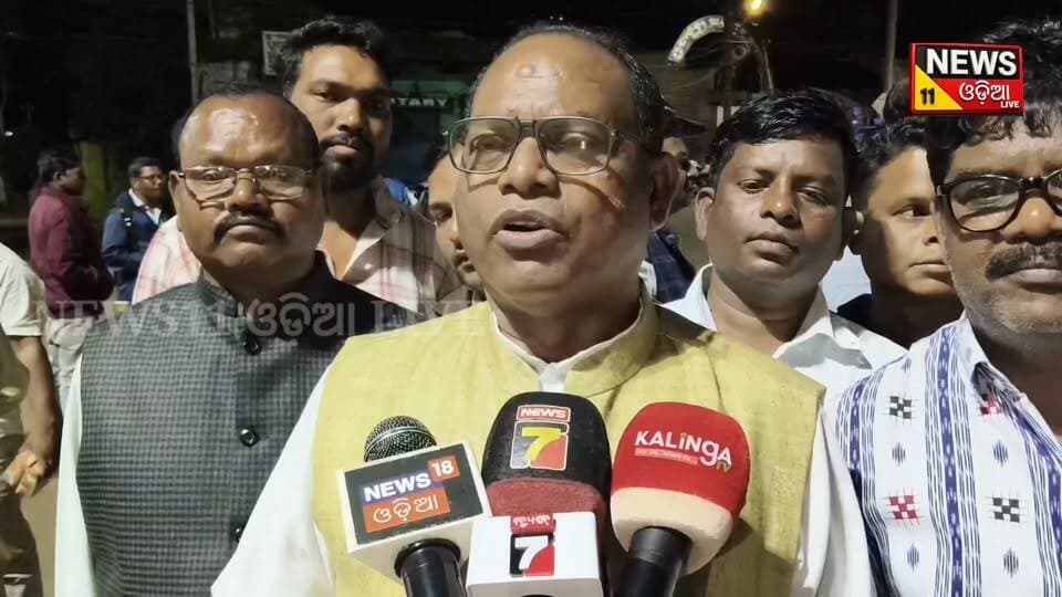 🔥 ଏମଏମଡିଆର ବିଲ୍କୁ ବିରୋଧ, ଡବଲ୍ ଇଞ୍ଜିନ ସରକାରକୁ ଟାର୍ଗେଟ କଲେ ରାମଚନ୍ଦ୍ର କାଡାମ
ଏମଏମଡିଆର ବିଲ୍କୁ ଘୋର ବିରୋଧ କରି ବିଜେପିର ଡବଲ୍ ଇଞ୍ଜିନ ସରକାର ଉପରେ ବର୍ଷିଲେ କଂଗ୍ରେସ ବିଧାୟକ ଦଳର ନେତା ରାମଚନ୍ଦ୍ର କାଡାମ।
କୋରାପୁଟର ଖଣି ଖାଦାନ ଓ ପ୍ରାକୃତିକ ସମ୍ପଦକୁ ନେଇ ସରକାରଙ୍କ ନୀତିକୁ କଡ଼ା ସମାଲୋଚନା କରିବା ସହ ଏମଏମଡିଆର ବିଲ୍କୁ ତୀବ୍ର ବିରୋଧ କରିଛି କଂଗ୍ରେସ। ଖଣି ଖାଦାନ ସୁରକ୍ଷା ଓ ଜିଲ୍ଲାବାସୀଙ୍କ ହିତ ପାଇଁ ଆଗାମୀ ଦିନରେ ଆନ୍ଦୋଳନ ଆହୁରି ତୀବ୍ର ହେବ ବୋଲି ରାମଚନ୍ଦ୍ର କାଡାମ କହିଛନ୍ତି।
📍 କୋରାପୁଟ | ଏମଏମଡିଆର ବିଲ୍ ବିରୋଧରେ କଂଗ୍ରେସର ରଣହୁଙ୍କାର
#Koraput #Congress #RamachandraKadam #MMDRBill #KoraputNews #OdishaNews #CongressProtest