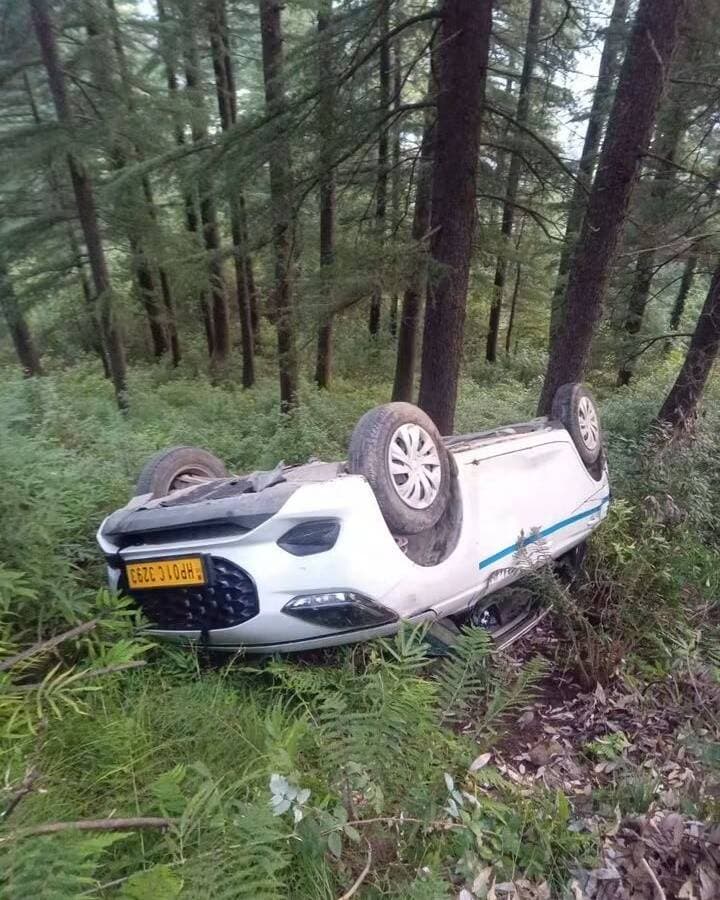 सलूणी-लोहनी मार्ग पर जमुअनी के पास गहरी खाई में गिरी कार
सलूणी-लोहनी मार्ग पर बीती रात एक दर्दनाक सड़क हादसा आया, जहाँ एक कार अनियंत्रित होकर सड़क से नीचे जा गिरी। गनीमत यह रही कि इस दुर्घटना में किसी भी प्रकार का जान-माल का नुकसान नहीं हुआ है।
प्राप्त जानकारी के अनुसार, दुर्घटनाग्रस्त वाहन का पंजीकरण संख्या HP 01C 3293 है। रात के समय अचानक नियंत्रण बिगड़ने के कारण वाहन हादसे का शिकार हो गया।
#Salooni #LohaniRoad #RoadAccident #HimachalPradesh #CarAccident #SafetyFirst #HimachalNews #ChambaNews