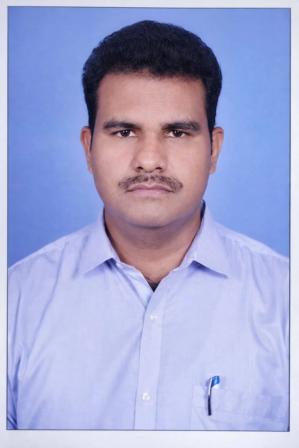 निपुण भारत मिशन में उत्कृष्ट प्रदर्शन का मिला इनाम, बीईओ डॉ. ब्रजेश कुमार त्रिपाठी को राष्ट्रीय सम्मान
हरदोई। बेसिक शिक्षा के क्षेत्र में उल्लेखनीय कार्य और निपुण भारत मिशन के प्रभावी क्रियान्वयन के लिए संडीला के खंड शिक्षा अधिकारी डॉ. ब्रजेश कुमार त्रिपाठी को राष्ट्रीय स्तर पर सम्मानित किया जाएगा। राष्ट्रीय शैक्षिक योजना एवं प्रशासन संस्थान , नई दिल्ली की ओर से शैक्षिक प्रशासन में नवाचार और उत्कृष्ट कार्य के लिए उत्तर प्रदेश के चयनित शिक्षा अधिकारियों में उनका नाम शामिल किया गया है। प्रदेश के चार जिला बेसिक शिक्षा अधिकारियों और पांच खंड शिक्षा अधिकारियों का चयन इस सम्मान के लिए किया गया है।
डॉ. त्रिपाठी का चयन संडीला विकासखंड में निपुण भारत मिशन के तहत हुए बेहतर प्रदर्शन को लेकर हुआ है। मिशन के अंतर्गत दिसंबर 2024 और फरवरी 2025 में डीएलएड प्रशिक्षुओं के माध्यम से विद्यालयों का आकलन कराया गया था। इस प्रक्रिया का उद्देश्य बच्चों में बुनियादी साक्षरता और संख्यात्मक दक्षता का आकलन करना था।
संडीला विकासखंड में कुल 120 विद्यालयों का आकलन किया गया, जिनमें 99 विद्यालय निपुण विद्यालय के निर्धारित मानकों पर खरे उतरे। यह कुल आकलित विद्यालयों का 82.5 प्रतिशत है। 80 प्रतिशत से अधिक विद्यालयों के निर्धारित मानक प्राप्त करने को शिक्षा क्षेत्र में बड़ी उपलब्धि माना जा रहा है।
निपुण भारत मिशन के तहत आकलन प्रक्रिया में डीएलएड प्रशिक्षुओं के माध्यम से विद्यालयों में बच्चों की भाषा और गणित संबंधी दक्षताओं का परीक्षण कराया गया। निर्धारित मानकों को पूरा करने वाले विद्यालयों को निपुण विद्यालय का दर्जा दिया गया।
शिक्षा प्रशासन में नवाचार और बेहतर कार्यप्रणाली को प्रोत्साहित करने के उद्देश्य से दिए जाने वाले इस राष्ट्रीय सम्मान के लिए डॉ. ब्रजेश कुमार त्रिपाठी के चयन को हरदोई जिले के लिए महत्वपूर्ण उपलब्धि माना जा रहा है। राष्ट्रीय स्तर पर सम्मान मिलने से संडीला विकासखंड के शिक्षकों और शिक्षा विभाग से जुड़े अधिकारियों-कर्मचारियों में भी खुशी का माहौल है।