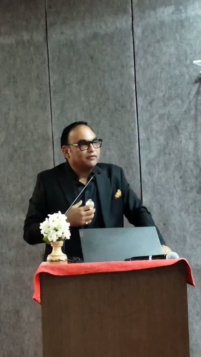 Expectation और Reality के बीच का फ़र्क सिर्फ Communication और Skill पूरा कर सकती है! 💯
Job Fair हो या Corporate World, सही Attitude और सीखने की ललक इंसान को आगे ले जाती है। Hoteling से लेकर Hospitality तक—सेवा में कमी हो सकती है, लेकिन एक सच्ची Smile और Quality सब दिल जीत लेती है। ❤️✨
mining industry से लेकर आज Tourism के इस बड़े बदलाव तक, यह सफ़र आप सभी की मेहनत का नतीजा है!
उदयपुर में मंगलवार को सुविवि के टूरिज्म कॉलेज में जॉब फेयर के उद्घाटन समारोह में बतौर अतिथि वक्तव्य के दौरान IMA राजस्थान के प्रदेश अध्यक्ष डॉक्टर आनंद गुप्ता ने कहीं।
#NivrittiKumariMewar #SaveAravalli #MewarHeritage #Udaipur #SaveNature EcoTourism
Motivation Hospitality JobFair CareerGrowth CommunicationIsKey Leadership Trending