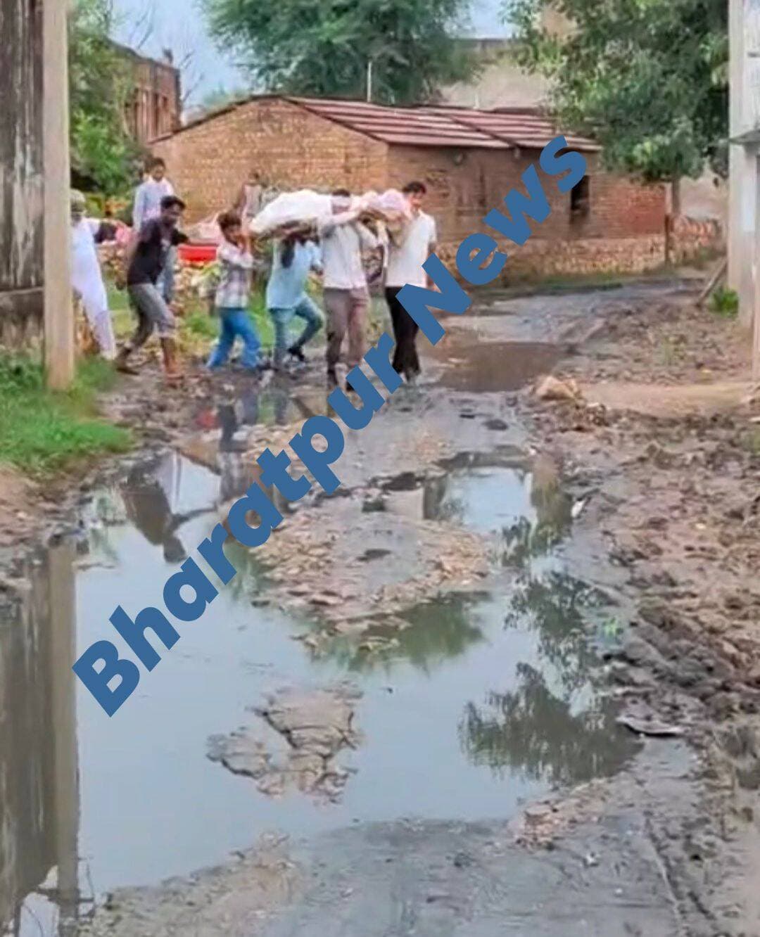 भुसावर उपखंड की ग्राम पंचायत अलीपुर के नगला भावला और नरहरपुर गांव का है। यहां के आम रास्ते इतने खराब हैं कि स्कूल जाने वाले छोटे-छोटे बच्चे रोज फिसल कर गिर रहे हैं। श्मशान घाट तक जाने वाले रास्ते में भी घुटनों तक पानी भरा हुआ है, जिससे अंतिम संस्कार में भी परेशानी आती है।