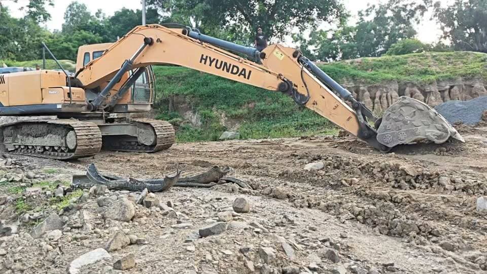 गलवाती में गांव से महज 200-300 मीटर की दूरी पर पत्थर माइंस, उठ रहे कई गंभीर सवाल
धनवार प्रखंड के गलवाती में संचालित पत्थर माइंस को लेकर ग्रामीणों के बीच कई गंभीर सवाल उठ रहे हैं। ग्रामीणों का कहना है कि जिस स्थान पर आज माइंस संचालित हो रही है, उसके आसपास गांव पहले से बसा हुआ है और माइंस का संचालन बाद में शुरू किया गया।
बताया जा रहा है कि माइंस संचालक के पास लीज से संबंधित दस्तावेज तो हैं, लेकिन इसके अलावा पर्यावरणीय स्वीकृति, प्रदूषण नियंत्रण से जुड़ी अनुमति, ब्लास्टिंग एवं अन्य आवश्यक वैधानिक कागजात को लेकर स्थिति स्पष्ट नहीं है। हालांकि इन दावों की आधिकारिक पुष्टि अभी नहीं हुई है।
ग्रामीणों का आरोप है कि माइंस में लगातार भारी मात्रा में ब्लास्टिंग कर पत्थर का उत्खनन किया जा रहा है। गांव की बेहद कम दूरी पर हो रही ब्लास्टिंग से लोगों की सुरक्षा, घरों की संरचना और पर्यावरण को लेकर भी चिंता बनी हुई है।
वहीं, स्थानीय स्तर पर यह भी चर्चा है कि माइंस से निकलने वाले पत्थरों के परिवहन में आवश्यक चालान एवं राजस्व संबंधी प्रक्रिया का पालन हो रहा है या नहीं, इसकी जांच की जरूरत है। यदि यह दावा सही है तो इससे सरकारी राजस्व को नुकसान की आशंका से इनकार नहीं किया जा सकता।
अब सबसे बड़ा सवाल यह है—
👉 यदि माइंस के पास सभी आवश्यक वैधानिक दस्तावेज हैं, तो संबंधित विभाग ने किन मानकों और जांच के आधार पर यहां उत्खनन की अनुमति दी?
👉 आबादी से महज कुछ सौ मीटर की दूरी पर भारी ब्लास्टिंग की अनुमति किन सुरक्षा मानकों के तहत दी गई?
👉 क्या पर्यावरण, प्रदूषण, विस्फोटक सुरक्षा और खनन नियमों से संबंधित सभी स्वीकृतियां मौजूद हैं?
👉 पत्थरों के परिवहन और चालान की व्यवस्था की नियमित जांच क्यों नहीं हो रही?
👉 और यदि आवश्यक कागजात पूरे नहीं हैं, तो फिर माइंस का संचालन किस आधार पर जारी है?
इन सवालों का जवाब ग्रामीणों को ही नहीं, बल्कि पूरे क्षेत्र के लोगों को संबंधित विभाग और प्रशासन से चाहिए।
मामला गंभीर है। इसलिए मांग है कि संबंधित विभाग द्वारा माइंस की स्थल जांच, सभी वैधानिक दस्तावेजों की जांच, ब्लास्टिंग की अनुमति, पर्यावरणीय स्वीकृति, प्रदूषण संबंधी अनुमति तथा खनिज परिवहन के चालान की निष्पक्ष जांच कर स्थिति स्पष्ट की जाए।
जांच के बाद ही यह साफ हो सकेगा कि गलवाती में संचालित माइंस नियमों के अनुरूप चल रही है या नहीं।
📍 गलवाती, धनवार | गिरिडीह
#Dhanwar #Giridih #Galwati #StoneMines #Mining #IllegalMining #StoneMining #JharkhandNews #DhanwarNews #MiningNews #GiridihNews #PNAnews #Jharkhand