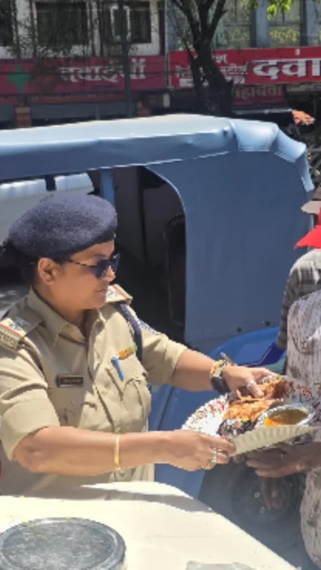 तपती धूप में राहत की छांव बनीं मीरा सिंह
इंदौर की भीषण गर्मी में रविवार दोपहर महाराजा यशवंतराव होलकर गवर्नमेंट हॉस्पिटल के बाहर मरीजों और उनके परिजनों की थकान भरी भीड़ के बीच मध्यप्रदेश आबकारी विभाग की उप निरीक्षक एवं बंबई बाजार सर्किल इंचार्ज मीरा सिंह संवेदनाओं के साथ पहुंचीं।
उन्होंने दूर-दराज़ से आए जरूरतमंद लोगों को पोहा, हलवा, बिस्किट और शीतल जल वितरित कर राहत पहुंचाने का प्रयास किया। इलाज और चिंता के बीच घंटों से परेशान लोगों के लिए यह मदद केवल भोजन नहीं, बल्कि अपनापन और इंसानियत का एहसास भी थी।
बिना किसी औपचारिकता के किया गया यह छोटा-सा प्रयास तपती धूप में कई चेहरों के लिए सुकून की ठंडी छांव बन गया।#HumanityFirst
#Indore#socialservice #ServingHumanity
#KindnessMatters