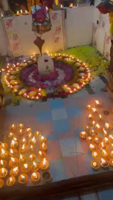 आरती के समय बाबा की 251 दीपों के साथ भव्य आरती की गई