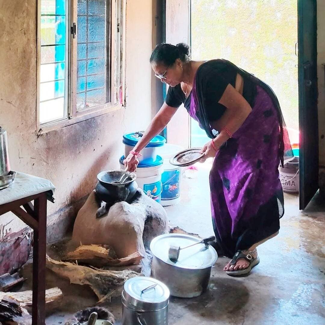 बचत से शुरुआत, मेहनत से पहचान और आज ₹35–40 हजार मासिक आय। 🌸
तोकापाल का पेड़ना महिला स्व-सहायता समूह एनआरएलएम के सहयोग से कैंटीन संचालन और भोजन-जलपान की आपूर्ति कर आत्मनिर्भरता की नई मिसाल बना रहा है।
रक्षाबंधन पर महतारी वंदन योजना की सहायता राशि ने त्योहार की खुशियां भी बढ़ाईं। ❤️
ग्रामीण महिलाओं की मेहनत, आत्मनिर्भरता की मजबूत कहानी।
#महिला_सशक्तिकरण #nrlm
