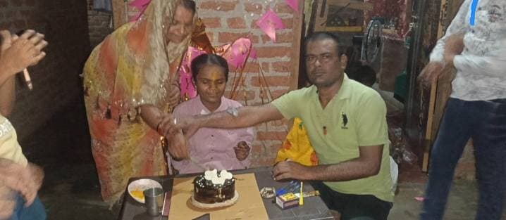 बेटी काजल राठौड़ को जन्मदिन की हार्दिक शुभकामनाएं ❤️🎂
25 अगस्त 2026 का दिन हमारे परिवार के लिए बेहद खास और यादगार रहा, क्योंकि इसी दिन हमारी प्यारी बेटी काजल राठौड़ का जन्मदिन था। 🎉❤️
बेटी, तुम हमारे जीवन की सबसे खूबसूरत खुशियों में से एक हो। तुम्हारी मुस्कान हमारे घर की रौनक है और तुम्हारी सफलता हमारी सबसे बड़ी खुशी। ईश्वर से यही प्रार्थना है कि तुम्हारा जीवन सदैव खुशियों, सफलता, अच्छे स्वास्थ्य और संस्कारों से भरा रहे।
तुम हमेशा इसी तरह अपने अच्छे व्यवहार, सरल स्वभाव और सेवा की भावना से परिवार का नाम रोशन करती रहो। तुम्हारे हर सपने को मंजिल मिले और जीवन के हर कदम पर भगवान का आशीर्वाद तुम्हारे साथ रहे। 🙏✨
जन्मदिन की ढेरों शुभकामनाएं मेरी प्यारी बेटी काजल राठौड़।
🎂🌹 हैप्पी बर्थडे बेटी! 🌹🎂
पापा का आशीर्वाद और ढेर सारा प्यार हमेशा तुम्हारे साथ है। ❤️