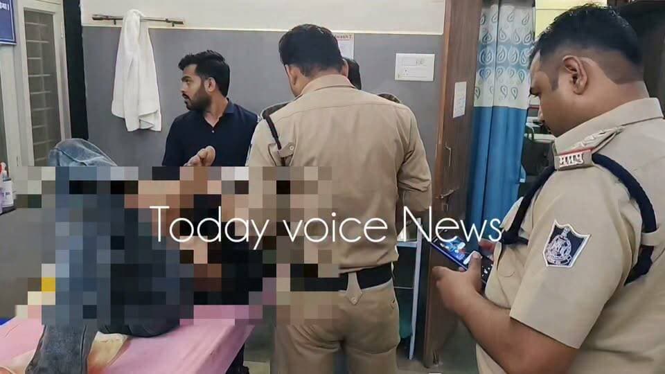 🚨 बैतूल ब्रेकिंग | जुलूस में धक्का-मुक्की के बाद नाबालिग पर चाकू से तीन वार, हालत गंभीर; भोपाल रेफर
बैतूल के गंज थाना क्षेत्र के उमरी में जुलूस के दौरान नाबालिग बच्चों के बीच हुआ विवाद खूनी संघर्ष में बदल गया। मंगलवार-बुधवार की दरमियानी रात करीब 2 से 3 बजे उमरी प्रदेश द्वार के पास डीजे पर डांस के दौरान बच्चों में धक्का-मुक्की हुई।
विवाद बढ़ने पर दो नाबालिग सगे भाइयों द्वारा 15 वर्षीय बच्चे पर चाकू से तीन वार किए जाने की बात सामने आई है। पेट में गंभीर चोट लगने के बाद घायल बच्चे को बैतूल जिला अस्पताल लाया गया, जहां से हालत गंभीर होने पर डॉक्टरों ने उसे भोपाल रेफर कर दिया।
घटना की सूचना पर गंज थाना प्रभारी, एसडीओपी सहित पुलिस टीम जिला अस्पताल पहुंची और घायल के बयान दर्ज किए। पुलिस ने मामला दर्ज कर आगे की जांच और आरोपित नाबालिगों की तलाश शुरू कर दी है।
⚠️ नोट: घटना में शामिल सभी बच्चे नाबालिग हैं, इसलिए उनकी पहचान और पता सार्वजनिक नहीं किया जा रहा है।
#बैतूल #उमरी #बैतूलन्यूज #गंजथाना #मध्यप्रदेश #एमपी_न्यूज #ब्रेकिंग_न्यूज #क्राइम_न्यूज #बैतूल_ब्रेकिंग #उमरी_घटना #चाकू_से_हमला #नाबालिग #जुलूस #जुलूस_में_विवाद #भोपाल_रेफर #पुलिस_जांच #ताजा_खबर #लोकल_न्यूज #मध्यप्रदेश_न्यूज #BreakingNews