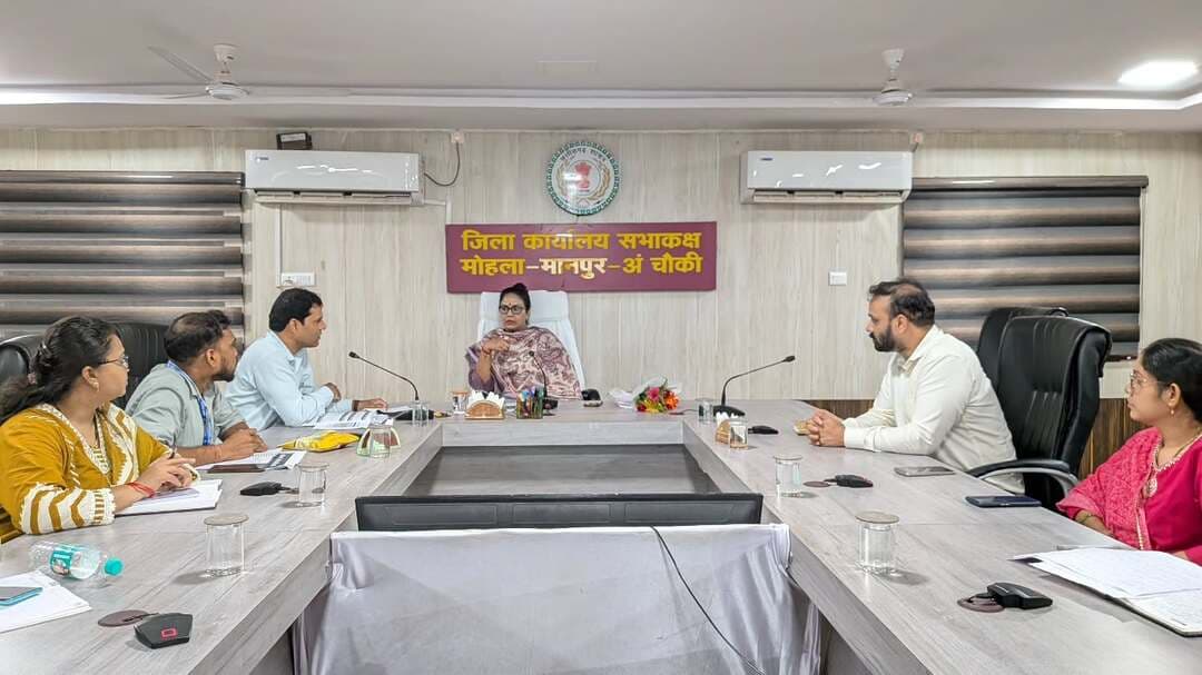 महिला एवं बाल विकास विभाग की योजनाओं की समीक्षा कर कलेक्टर श्रीमती तनुजा सलाम ने दिए प्रभावी क्रियान्वयन के निर्देश
- बालिकाओं और महिलाओं को जागरूक करने बनाएं विस्तृत कार्ययोजना-कलेक्टर
- गंभीर एवं मध्यम कुपोषित बच्चों को पूरक आहार एवं दवाइयां उपलब्ध कराने के निर्देश
#mmacdistrict_cg #chhattishgarh
@chhattisgarhcmo @dpr.chhattisgarh