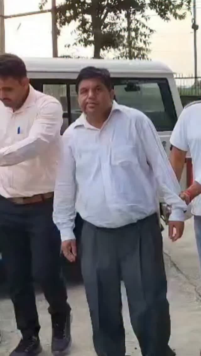 फरीदाबाद (खबर) एंटी करप्शन ब्यूरो ने ईटीओ अधिकारी और चालक को रंगे हाथों एक लाख की रिश्वत लेते पकड़ा।
#हरियाणा #फरीदाबाद #एंटीकरप्शनब्यूरो #ईटीओअधिकारी #रिश्वत
Haryana Faridabad AnticorruptionBureau ETOofficer Bribery
खबर जड़ से KHABAR JAD SE