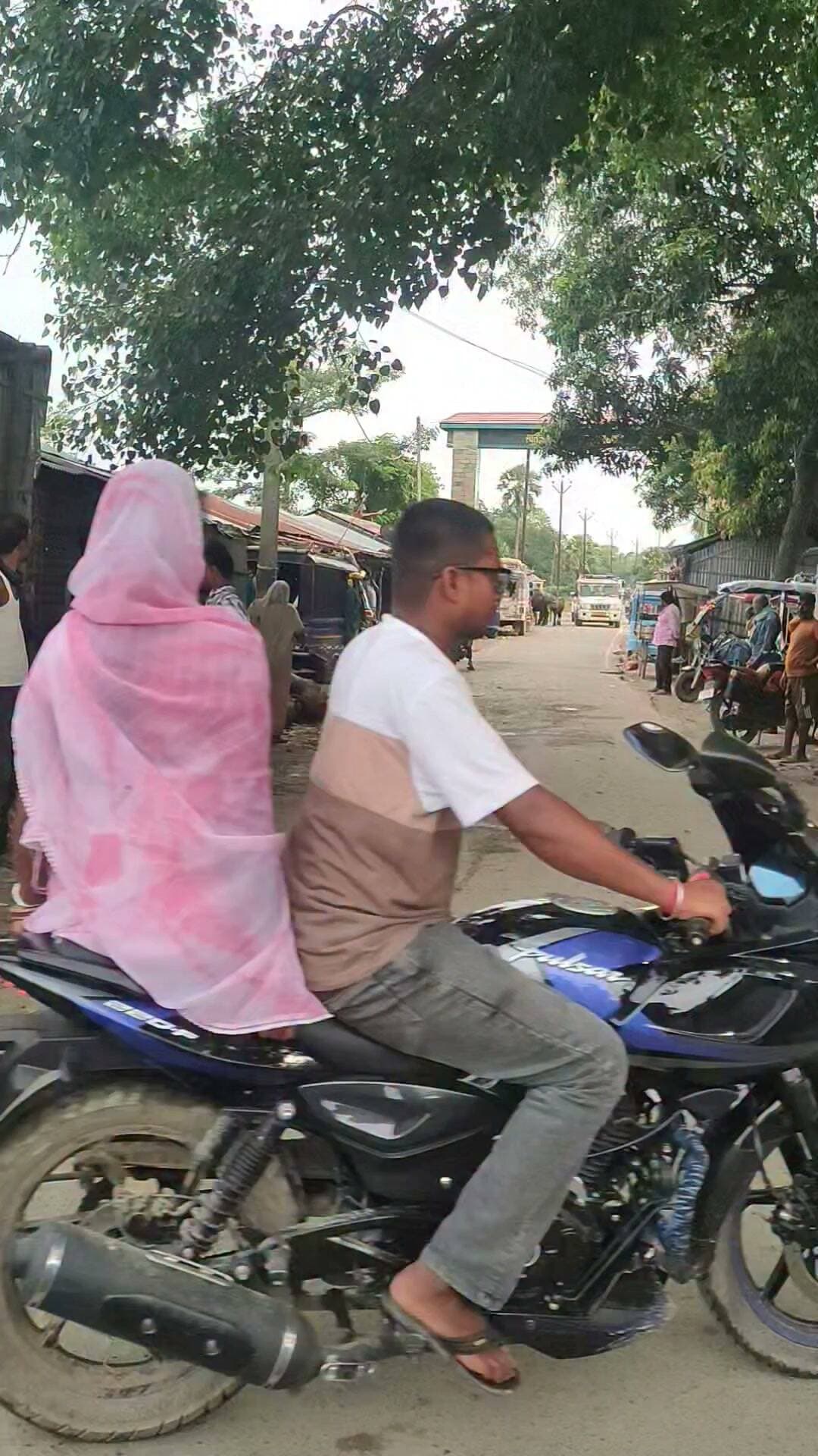 मिथिला की पाग-चादर से सम्मान, अपनों से मुलाकात और गांव के विकास की बात ❤️🙏
बिहार सरकार के आपदा प्रबंधन मंत्री रत्नेश सादा जी के सुगमा आगमन पर सम्मानित करने का अवसर मिला। इस दौरान प्रखर शिक्षाविद स्व. रमाशंकर सिंह जी के शोकाकुल परिवार से मिलकर संवेदना व्यक्त की तथा समाजसेवी संजय सिंह जी से भी मुलाकात हुई।
गांव के विकास को लेकर जल निकासी, सुगमा चौक की सड़क मरम्मत एवं सुगमा में बालिका उच्च विद्यालय सृजित करने की मांग को लेकर आवेदन सौंपा गया। मंत्री जी ने सभी कार्यों को जल्द पूरा कराने का आश्वासन दिया। 🙏❤️
सुगमा के विकास के लिए प्रयास जारी है। 💐