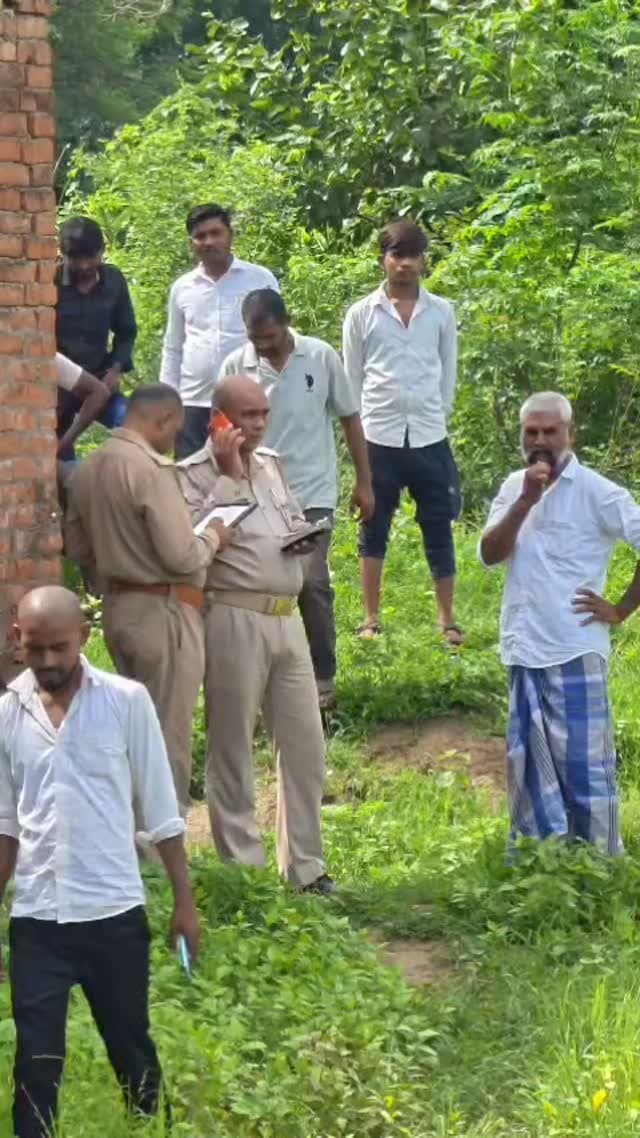 टहलने निकली वृद्ध महिला का शव कुएं में मिला
कौशांबी। पिपरी थाना क्षेत्र के तिल्हापुर कोटिया गांव में बुधवार सुबह उस समय हड़कंप मच गया, जब ग्रामीणों ने कुएं में एक वृद्ध महिला का शव पड़ा देखा। सूचना पर पहुंची पुलिस ने शव को बाहर निकलवाकर पोस्टमार्टम के लिए भेज दिया। घटना के बाद परिजनों में कोहराम मचा है।
गांव निवासी करीब 60 वर्षीय राजकुमारी बुधवार सुबह टहलने के लिए घर से निकली थीं। करीब नौ बजे ग्रामीणों ने कुएं में उनका शव देखा। इसकी सूचना तत्काल परिजनों को दी गई। मृतका के बेटे हिमांशु पाल पुत्र राम लखन पाल ने मौके पर पहुंचकर शव की पहचान अपनी मां के रूप में की।
सूचना पर पिपरी पुलिस मौके पर पहुंची और शव को कुएं से बाहर निकलवाकर कब्जे में लिया। थाना प्रभारी ज्ञान सिंह ने बताया कि शव को पोस्टमार्टम के लिए भेजा जा रहा है। महिला की मौत किन परिस्थितियों में हुई, इसकी जांच की जा रही है।
#कौशांबी #पिपरी #तिल्हापुरकोटिया #वृद्धमहिला #शव कुआं पुलिस�