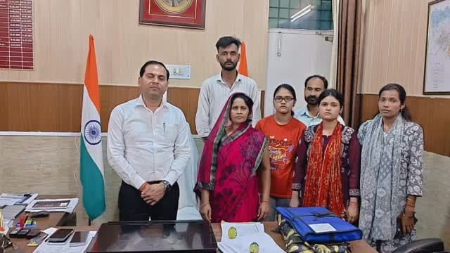 यूपी के उन्नाव में सदर तहसील SDM राजेश कुमार विश्वकर्मा ने सुपासी गांव के एक निराश्रित परिवार को लिया गोद,सदर एसडीएम ने बड़ी बेटी को नौकरी दिलाने का किया वादा तो छोटी बेटी की पढ़ाई पूरी कराने की ली जिम्मेदारी,उन्नाव सदर एसडीएम राजेश कुमार विश्वकर्मा की इस सराहनीय कार्य की पूरे जिले में हो रही चर्चा