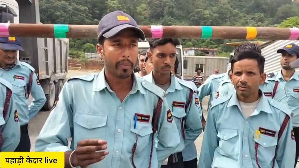 घोलतीर में रेलवे कार्य कर रही मेघा कंपनी के सुरक्षा कर्मियों ने बंद किया गेट!! दो माह से वेतन नहीं मिलने से कर्मचारियों में आक्रोश, रक्षाबंधन का त्योहार पड़ा फीका!!
रुद्रप्रयाग जिले के घोलतीर क्षेत्र में रेलवे परियोजना का कार्य कर रही मेघा कंपनी के सुरक्षा कर्मियों ने दो माह से वेतन नहीं मिलने पर कंपनी के गेट बंद कर दिया। वेतन भुगतान नहीं होने से परेशान कर्मचारियों ने विरोध जताते हुए कार्यस्थल का गेट बंद कर दिया। कर्मचारियों का कहना है कि लंबे समय से वेतन का इंतजार करने के बावजूद कंपनी प्रबंधन की ओर से भुगतान को लेकर कोई ठोस पहल नहीं की गई है।
सुरक्षा कर्मियों ने बताया कि लगातार दो माह से वेतन नहीं मिलने के कारण उनके सामने परिवार का खर्च चलाने से लेकर रोजमर्रा की जरूरतें पूरी करने तक की समस्या खड़ी हो गई है। रक्षाबंधन जैसे महत्वपूर्ण त्योहार के मौके पर भी वेतन नहीं मिलने से कर्मचारियों और उनके परिवारों की खुशियां फीकी पड़ गई हैं।
कर्मचारियों ने कंपनी प्रबंधन से जल्द से जल्द बकाया वेतन का भुगतान करने की मांग की है। उनका कहना है कि जब तक वेतन संबंधी समस्या का समाधान नहीं होता, तब तक उनका विरोध जारी रहेगा। वहीं, गेट बंद किए जाने से रेलवे परियोजना के कार्य पर भी असर पड़ने की स्थिति बन गई है।
कर्मचारियों ने चेतावनी दी कि यदि शीघ्र भुगतान नहीं किया गया तो वे आंदोलन को और तेज करने के लिए मजबूर होंगे।
