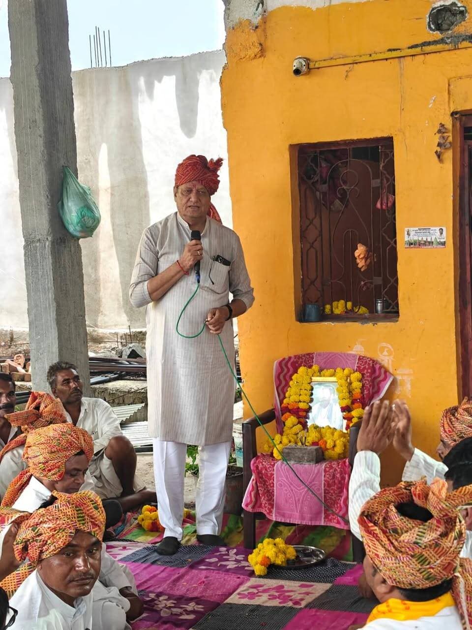 संत रविदास जी के बताए मार्ग पर चलने से ही समाज और राष्ट्र का विकास सम्भव :- विधायक डॉ पांडेय
संत रविदास जी की 650वीं जन्मजयंती पर रिंगनोद में निकली सामाजिक समरसता यात्रा
हमारे देश की पहचान सामाजिक समरसता से है। वर्षो से वसुधैव कुटुम्बकम के पथ पर ही हम चल रहे है। उक्त विचार विधायक डॉ राजेंद्र पांडेय ने ग्राम रिंगनोद में सन्त शिरोमणि रविदास जी 650 वी जन्मजयंती के अवसर निकाली जा रही सामाजिक समरसता यात्रा का स्वागत कर आयोजित कार्यक्रम में व्यक्त किये।
विधायक डॉ पांडेय ने कहा कि संत रविदास जी के बताए मार्ग पर चलने से ही समाज और राष्ट्र का विकास हो पायेगा।
यह यात्रा जावरा विधानसभा क्षेत्र में ग्राम आलमपुर ठिकरिया से प्रवेश कर सैदपुर, चौकी होते हुए ग्राम रिंगनोद पहुची। ग्राम रिंगनोद में विधायक डॉ पांडेय ने यात्रा का स्वागत किया। उन्होंने सन्त रविदास जी के चित्र एवं कलश का पूजन कर माल्यार्पण किया।
#JanSampark #ratlam