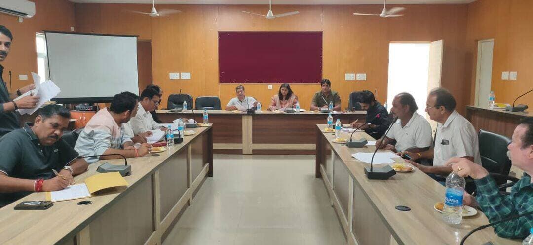 नगर निकाय चुनाव - 2026
चुनाव में खर्च की सीमा तय, नगर निगम में पार्षद प्रत्याशी 3.50 लाख, पालिका में 1.50 लाख तक कर सकेंगे व्यय
निर्वाचन व्यय पर्यवेक्षक प्रकोष्ठ की बैठक
उदयपुर, 25 अगस्त। नगर निकाय चुनाव 2026 को लेकर निर्वाचन व्यय पर्यवेक्षक प्रकोष्ठ की बैठक मंगलवार को टीआरआई सभागार में आयोजित हुई। जिला निर्वाचन अधिकारी के निर्देशन में हुई बैठक की अध्यक्षता प्रकोष्ठ प्रभारी एवं डीआईजी स्टाम्प रागिनी डामोर ने की। बैठक में मान्यता प्राप्त राजनीतिक दलों के प्रतिनिधियों के साथ प्रकोष्ठ के सह प्रभारी महेंद्र सिंह सीमर सहित संबंधित अधिकारी उपस्थित रहे।
बैठक में नगर निकाय चुनाव के दौरान प्रत्याशियों द्वारा किए जाने वाले निर्वाचन व्यय के लिए विभिन्न आवश्यक सामग्री एवं सेवाओं की दरों के निर्धारण पर विस्तार से चर्चा की गई। अधिकारियों ने निर्वाचन व्यय की निगरानी, निर्धारित सीमा के अनुरूप खर्च तथा व्यय विवरण प्रस्तुत करने संबंधी प्रावधानों की जानकारी दी।बैठक में बताया गया कि नगर निगम चुनाव में पार्षद पद के प्रत्याशी अधिकतम 3.50 लाख रुपए तक निर्वाचन व्यय कर सकेंगे। वहीं नगर परिषद में 2.50 लाख तथा नगरपालिका चुनाव में पार्षद प्रत्याशी के लिए अधिकतम व्यय सीमा 1.50 लाख रुपए निर्धारित है। प्रत्याशियों को निर्धारित सीमा के भीतर ही निर्वाचन से संबंधित सभी प्रकार के खर्च का लेखा-जोखा रखना होगा।
15 दिन में देना होगा व्यय विवरण
निर्वाचन व्यय से संबंधित महत्वपूर्ण प्रावधान की जानकारी देते हुए बताया गया कि चुनाव परिणाम की घोषणा के 15 दिनों के भीतर प्रत्येक प्रत्याशी को अपना निर्वाचन व्यय विवरण संबंधित रिटर्निंग अधिकारी के समक्ष प्रस्तुत करना होगा। व्यय विवरण में निर्वाचन के दौरान किए गए निर्धारित मदों के खर्च का पूरा लेखा-जोखा शामिल करना होगा। बैठक में राजनीतिक दलों के प्रतिनिधियों को निर्वाचन व्यय संबंधी नियमों एवं प्रक्रिया की जानकारी दी गई तथा निर्धारित दरों और व्यय सीमा के अनुरूप ही चुनावी गतिविधियां संचालित करने पर जोर दिया गया।
कैप्शन
व्यय प्रकोष्ठ मीटिंग - उदयपुर। टीआरआई सभागार में निर्वाचन व्यय पर्यवेक्षक प्रकोष्ठ की बैठक में उपस्थित अधिकारी तथा राजनैतिक दलों के प्रतिनिधि।