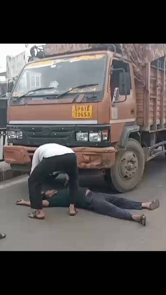 #अलीगढ़ माल गोदाम पर ठेला हटाने को लेकर हाई-वोल्टेज ड्रामा,खुद को नगर निगम कर्मचारी बताने वालों से आहत युवक सड़क पर लेटा, काफी देर तक चला हंगामा, वीडियो सोशल मीडिया पर वायरल
#Aligarh #MunicipalCorporation #ViralVideo #HighVoltageDrama #LocalNews