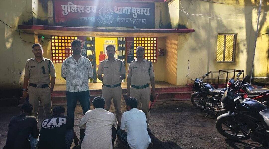 चौकी घुवारा, थाना भगवा पुलिस ने जुंआ के फड़ में मारा छापा - जुंआ खेल रहे 4 जुंवारी गिरफ्तार, ₹7900 नगद राशि, 2 मोटरसाइकिल, चार मोबाइल फोन बरामद
पुलिस अधीक्षक छतरपुर श्री रजत सकलेचा के निर्देशानुसार छतरपुर पुलिस द्वारा जुआ खेलने वालों एवं संचालन करने वालों के विरुद्ध निरंतर कार्यवाही की जा रही है।
चौकी घुवारा थाना भगवा पुलिस को विगत दिवस सायंकाल क्षेत्र भ्रमण के दौरान कस्बा घुवारा में जुआ खेलने की सूचना प्राप्त हुई, पुलिस टीम संबंधित स्थान वार्ड क्रमांक 15, खेत के पास पहुंची।
जुंआ के फड़ में जुंआ खेल रहे 4 आरोपी
1. सुनील अहिरवार पिता काशीराम अहिरवार निवासी वार्ड क्रमांक 12 घुवारा
2. राजेंद्र अहिरवार पिता मिट्ठा अहिरवार निवासी वार्ड क्रमांक 12 घुवारा
3. मुबारिक खान पिता आसिम खान निवासी वार्ड क्रमांक 11 घुवारा
4. राकेश यादव पिता जोधा यादव निवासी ग्राम कुड़ैला थाना भगवा
से एवं जुआ के फड़ से ₹7900 रुपये नगद राशि, दो मोटरसाइकिल स्प्लेंडर एवं पैशन तथा चार मोबाइल फोन कुल कीमत करीब 1 लाख रुपए बरामद की गई। अभियुक्तों के विरुद्ध पब्लिक गैंबलिंग एक्ट की धारा में अपराध पंजीबद्ध कर विधिवत कार्यवाही की गई।
उक्त कार्यवाही में अतिरिक्त पुलिस अधीक्षक श्री आदित्य पटले एवं एसडीओपी बड़ा मलहरा श्री रोहित अलावा के मार्गदर्शन में थाना प्रभारी भगवां निरीक्षक रामसिया चौधरी के नेतृत्व में चौकी प्रभारी घुवारा उप निरीक्षक मोहर सिंह सिकरवार, प्रधान आरक्षक केरल प्रसाद, आरक्षक राजेश प्रजापति, सुनील कुमार, पान सिंह यादव, हरि सिंह यादव, भरत अहिरवार, रोहित, प्रमोद एवं टीम की भूमिका रही।
Home Department of Madhya Pradesh Madhya Pradesh Police Jansampark Madhya Pradesh DIG Chhatarpur Range PRO Jansampark Chattarpur <nis:link nis:type=tag nis:id=mppolice nis:value=mppolice nis:enabled=true nis:link/> <nis:link nis:type=tag nis:id=chhatarpur nis:value=chhatarpur nis:enabled=true nis:link/>
