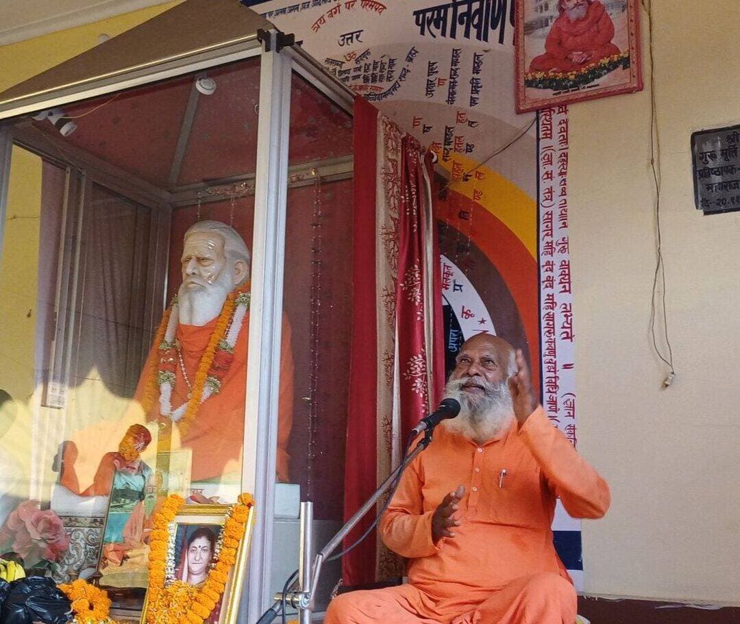 सत्संग करते हुए अनुपम बाबा, महर्षि माही आश्रम केचुआ चौक महागामा में