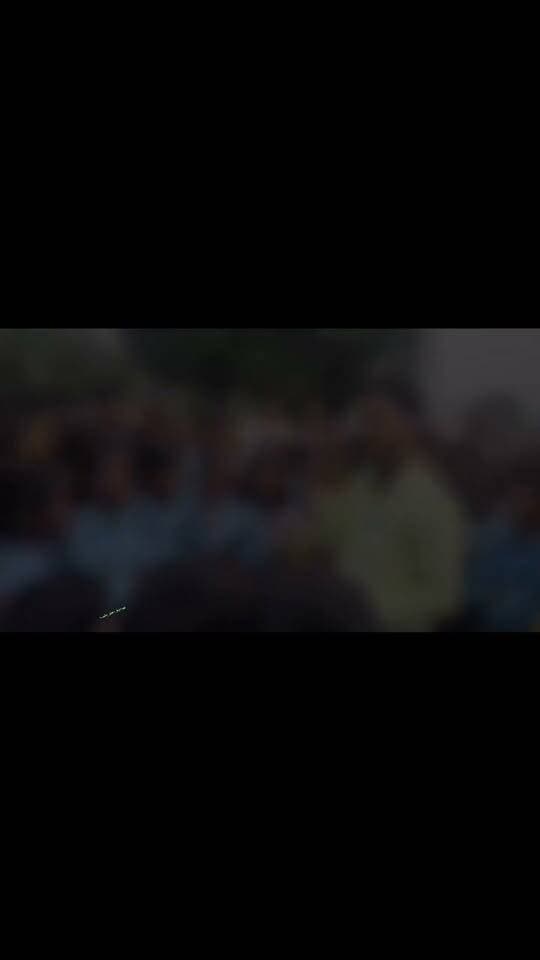 सरकारी स्कूल में पढ़ने वाले बच्चे मुखिया को बीच सड़क पर हीं घेर लिया,बोले दो कमरे में कैसे पढ़ेंगे हमलोग।