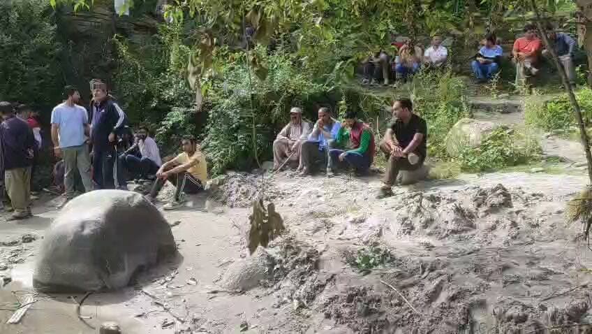 रोहड़ू में पब्बर नदी में डूबे दो किशोर, नहीं लगा अब तक कोई सुराग
शिमला से बुलाई NDRF की टीम तलाश में जुटी
रोहड़ू। शिमला जिले के रोहड़ू में मंगलवार शाम पब्बर नदी में नहाने उतरे दो 16 वर्षीय किशोर गहरे पानी में डूब गए। दोनों का देर रात तक कोई सुराग नहीं लग पाया। हादसे की सूचना मिलने के बाद पुलिस और प्रशासन की टीम ने मौके पर पहुंचकर सर्च ऑपरेशन शुरू किया, लेकिन अंधेरा होने के कारण तलाश रोकनी पड़ी। बुधवार सुबह फिर से दोनों की तलाश शुरू कर दी गई है।
जानकारी के अनुसार, दोनों किशोर स्कूल से लौटने के बाद पब्बर नदी में नहाने के लिए उतरे थे। इसी दौरान वे गहरे पानी में चले गए और डूब गए। साथ मौजूद स्कूली बच्चों ने घटना की सूचना प्रशासन को दी। प्रशासन को नदी किनारे दोनों किशोरों के कपड़े और जूते मिले हैं।
स्थानीय स्तर पर तलाश अभियान चलाने के बाद अब शिमला से NDRF की टीम को भी रोहड़ू बुलाया गया है। टीम नदी में दोनों किशोरों की तलाश कर रही है। पुलिस और प्रशासन के जवान भी सर्च ऑपरेशन में जुटे हुए हैं।
नदी में डूबे किशोरों की पहचान शिवेन रोशन पुत्र शिशु पाल निवासी करासा और सक्षम पुत्र राजदेव निवासी बनोटी के रूप में हुई है। दोनों की उम्र 16-16 वर्ष बताई जा रही है।
दोनों किशोर राजकीय वरिष्ठ माध्यमिक विद्यालय बॉयज रोहड़ू में पढ़ते थे। घटना की सूचना मिलते ही परिजनों का रो-रोकर बुरा हाल है। वहीं, स्कूल परिवार और पूरे क्षेत्र में भी शोक का माहौल है।