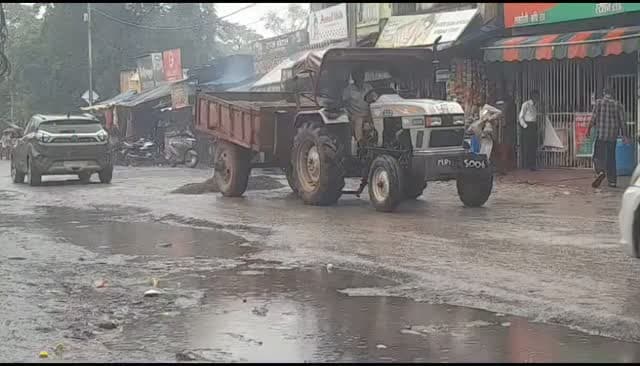 सतना स्टेशन रोड पर गड्ढों को भरने के लिए डामर या कंक्रीट की जगह केवल धूल-मिट्टी (डस्ट) डालना पूरी तरह से गैर-जिम्मेदाराना और सरकारी धन का दुरुपयोग है। यह सामग्री हल्की सी बारिश होते ही बह जाएगी, जिससे सड़क फिर से वैसी ही बदहाल हो जाएगी और दुर्घटनाओं का खतरा बढ़ जाएगा।