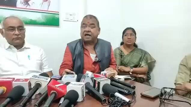 रीवा जिले के सेमरिया से कांग्रेस विधायक अभय मिश्रा ने मुख्यमंत्री से बाढ़ को लेकर कही बड़ी बात, तो सुनिए क्या हुआ!
रीवा जिले के सेमरिया से कांग्रेस विधायक अभय मिश्रा ने मुख्यमंत्री के सामने बाढ़ और जलभराव का मुद्दा उठाया। विधायक ने बाढ़ प्रभावित क्षेत्रों की स्थिति को लेकर अपनी बात रखी।
आखिर मुख्यमंत्री के सामने विधायक ने क्या कहा? सुनिए पूरी बात…👍🏻