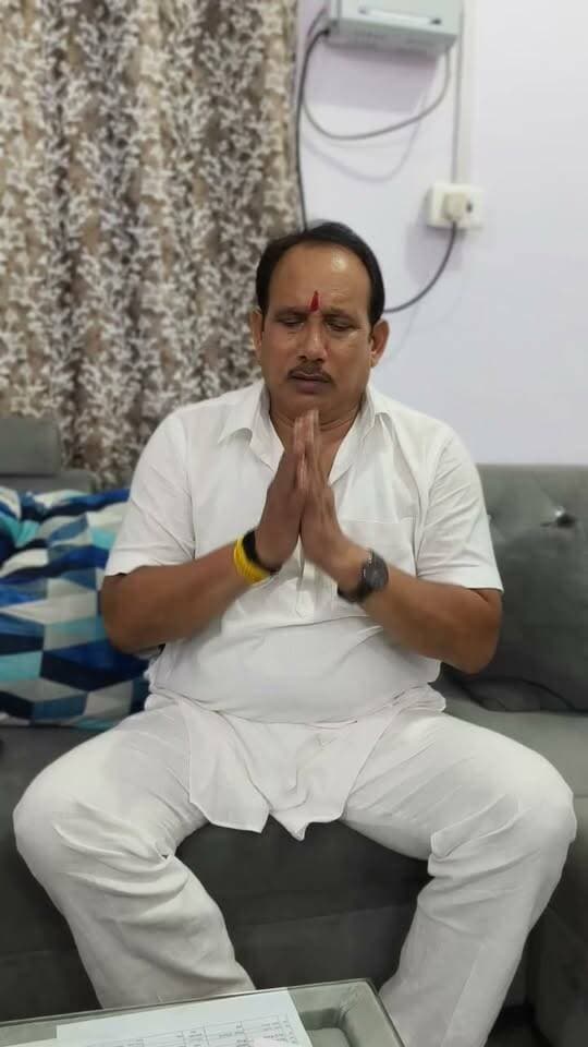 किसी भी समाज पर गलत टिप्पणी करने वाले से हमारा कोई लेना-देना नहीं, प्रशासन कार्रवाई के लिए स्वतंत्र है
शिवपुरी - सोशल मीडिया पर किसी समाज के प्रति गलत टिप्पणी के मामले में पिछोर विधायक प्रीतम लोधी ने वीडियो जारी कर अपनी स्थिति स्पष्ट की है। उन्होंने कहा कि किसी भी समाज के प्रति गलत टिप्पणी या अपमानजनक बयान देने वाले व्यक्ति से हमारा कोई लेना-देना नहीं है। ऐसे व्यक्ति अपने कृत्य के लिए स्वयं जिम्मेदार हैं और उनके विरुद्ध नियमानुसार कार्रवाई करने के लिए सभी स्वतंत्र हैं। प्रशासन भी कार्रवाई करने के लिए स्वतंत्र है और वे उसमें किसी प्रकार का हस्तक्षेप नहीं करेंगे।