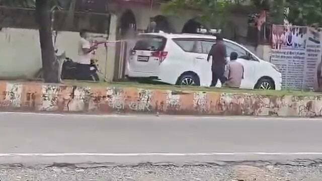 💥 बड़ी खबर💥
सिंगरौली में फायर ब्रिगेड की गाड़ी से धुल रही बीजेपी विधायक की इनोवा कार, वीडियो वायरल
मध्य प्रदेश के सिंगरौली से बीजेपी विधायक रामनिवास शाह की निजी इनोवा कार को नगर निगम की फायर ब्रिगेड गाड़ी से धोने का वीडियो सोशल मीडिया पर तेजी से वायरल हो रहा है। यह घटना विधायक के बिलौंजी स्थित सरकारी आवास के बाहर की है, जहाँ फायर ब्रिगेड के पाइप से हाई-प्रेशर पानी डालकर गाड़ी साफ की जा रही थी। इस मामले में विधायक रामनिवास शाह ने सफाई देते हुए कहा, "मैं थोड़ी न कार धो रहा था, कर्मचारियों ने गाड़ी धो दी होगी।"