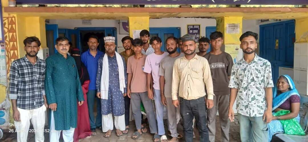 सतना - ईद मिलादुन्नबी के अवसर पर मुस्लिम समुदाय के गणमान्य नागरिकों ने बिरसिंहपुर अस्पताल में मरीजों को किया फल का वितरण। लादेन बाबा और मो. इरशाद (बाबू मिस्त्री) के नेतृत्व में दर्जनों लोगों ने मरीजों को बांटे फल।