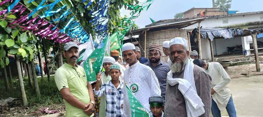 ईद-ए-मिलाद-उन-नबी के मुबारक मौके पर दलसिंहसराय के
नगरगामा पंचायत अंतर्गत वार्ड 01 में उपमुखिया रौशन कुमार चौधरी ने पैग़म्बर हज़रत मोहम्मद के जन्मदिवस पर कहा कि पैगम्बर हज़रत मोहम्मद की तालीम हमें प्यार, अमन, भाईचारे, इंसानियत और जरूरतमंदों की मदद का संदेश देती है, आइए, इस पवित्र अवसर पर हम सभी मिलकर समाज में आपसी सद्भाव, शांति और एकता को मजबूत करने का संकल्प लें।इस दौरान जुलुस भी निकाला गया