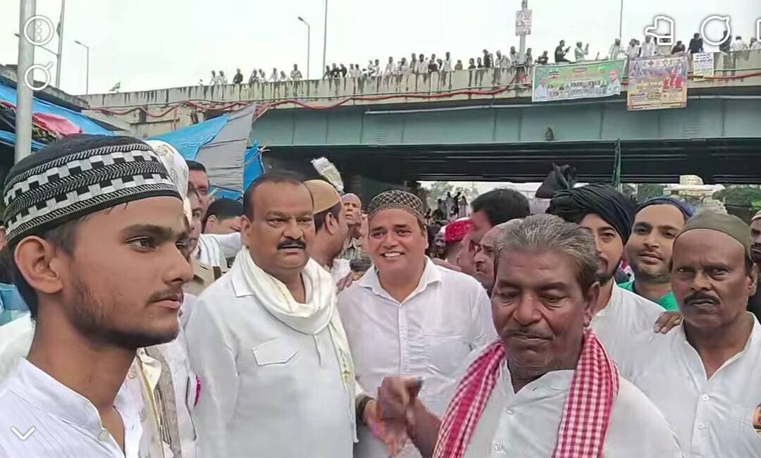 मीरानपुर कटरा में पूर्व सपा विधायक राजेश यादव जश्ने ईद मिलादुन्नबी के जुलूस में शामिल हुए।मुस्लिमों समाज को शुभकामनाएं दी।