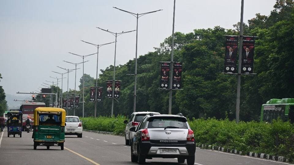 सरकारी स्पॉन्सर की आड़ में निजी प्रचार: 35 की परमिशन पर लगा दिए 320 बैनर, चंडीगढ़ निगम को रोज छह लाख का फटका
टेडेक्स सुखना लेक 2026 के आयोजन के नाम पर चंडीगढ़ में विज्ञापन लगाने को लेकर नगर निगम की अनुमति और उसकी शर्तों पर सवाल खड़े हो गए हैं। निगम ने आयोजक को शहर के 35 निर्धारित स्थानों पर 8×8 फीट के होर्डिंग लगाने की मुफ्त अनुमति दी थी।
इसके बावजूद जनमार्ग और मध्यमार्ग के अलावा सरोवर पथ, सुखना पथ, उत्तर मार्ग और पूर्व मार्ग पर 2×6 फीट के 320 से ज्यादा बैनर लगाए जाने की बात सामने आई है। इन बैनरों के लिए निगम से अनुमति नहीं ली गई है। इससे 10 अगस्त से 27 अगस्त तक निगम को लाखों रुपये की विज्ञापन फीस का नुकसान होने का दावा है। निगम को रोजाना करीब 6 लाख का नुकसान हो रहा है।
मामला इसलिए भी गंभीर है क्योंकि शहर की वी-1, वी-2 और वी-3 श्रेणी की प्रमुख सड़कों पर निगम सामान्य तौर पर विज्ञापन लगाने की अनुमति नहीं देता। इन सड़कों पर ट्रैफिक अधिक रहता है। विज्ञापन देखने के दौरान वाहन चालकों का ध्यान भटकने से दुर्घटना का खतरा रहता है। ऐसे में इन मार्गों पर बिना अनुमति बैनर लगाए जाने से निगम की विज्ञापन नीति और सुरक्षा व्यवस्था दोनों पर सवाल उठ रहे हैं।
पर्यटन विभाग ने बताई थी गैर-लाभकारी संगठन की वजह
प्रशासन के पर्यटन विभाग ने निगम को 5 जून को पत्र लिखकर बताया था कि आयोजनकर्ता आईएम स्टील ह्यूमन नीति आयोग से रिकॉग्नाइज्ड एक पंजीकृत नॉन प्रोफिटेबल ऑर्गेनाइजेशन है। संगठन की ओर से 26 अगस्त को सेक्टर-18 स्थित टैगोर थिएटर में कार्यक्रम आयोजित किया जा रहा है। आयोजकों ने शहर के 35 खास स्थानों पर 8×8 फुट के विज्ञापन होर्डिंग और जनमार्ग एवं मध्यमार्ग पर 320 बैनर लगाने की मुफ्त अनुमति मांगी थी। आयोजन के लिए पर्यटन विभाग सरकारी स्पॉन्सर है, जबकि कुछ निजी कंपनियां को-स्पॉन्सर हैं। इसी आधार पर निगम ने 35 होर्डिंग लगाने की अनुमति दी। निगम की ओर से 9 जून को जारी अनुमति पत्र में संबंधित टर्म एंड कंडीशन भी निर्धारित की गई थीं।
सरकारी स्पॉन्सर के नाम पर निजी कंपनियों का प्रचार?
अब सवाल यह उठ रहा है कि सरकारी विभाग के स्पॉन्सर बनने के आधार पर निजी कंपनियों को भी मुफ्त प्रचार का लाभ कैसे मिल रहा है। 35 होर्डिंग पर पर्यटन विभाग के साथ-साथ को-स्पॉन्सर निजी कंपनियों के नाम भी प्रमुखता से प्रदर्शित किए गए हैं। बैनरों पर भी निजी को-स्पॉन्सरों के नाम दर्ज हैं। जबकि इन बैनरों के लिए निगम की ओर से अनुमति नहीं दी गई है। निगम की अनुमति की शर्तों के मुताबिक विज्ञापन लगाने की सीमा और स्वरूप तय किया गया था। ऐसे में अनुमति से अधिक बैनर लगाए जाने और उन पर निजी कंपनियों के प्रचार को टर्म एंड कंडीशन के उल्लंघन के तौर पर देखा जा रहा है।
रोज छह लाख से ज्यादा बनती है विज्ञापन फीस
नगर निगम सामान्य तौर पर शहर में होर्डिंग और बैनर लगाने के लिए विज्ञापन फीस वसूलता है। आयोजकों की ओर से लगाए गए होर्डिंग और बैनरों की संख्या को देखते हुए यह फीस रोजाना छह लाख रुपये से अधिक बनती है। ऐसे में 10 अगस्त से 27 अगस्त तक की अवधि में निगम को लाखों रुपये के राजस्व का नुकसान होने का दावा किया जा रहा है।
सबसे बड़ा सवाल
-सरकारी स्पॉन्सर के आधार पर 35 होर्डिंग की फीस माफ की गई थी, तो क्या निजी को-स्पॉन्सर कंपनियों को भी मुफ्त प्रचार का लाभ मिला?
-शहर के प्रमुख स्थानों और मार्गों पर निजी कंपनियों के विज्ञापन लगाने की अनुमति किस आधार पर दी गई?
-बिना निगम की अनुमति लगाए गए 320 से ज्यादा बैनरों पर अब क्या कार्रवाई होगी?
-विज्ञापन फीस के रूप में निगम को हुए लाखों रुपये के संभावित नुकसान की भरपाई कैसे होगी?
अगर बगैर परमिशन के जन मार्ग और मध्यमार्ग पर बैनर लगाए हैं तो उन्हें खुद चेक करेंगे। आयोजक पर विज्ञापन कंट्रोल ऑर्डर 1954 के तहत कार्रवाई की जाएगी। - बलबीर राज सिंह, जॉइंट कमिश्नर, नगर निगम
<nis:link nis:type=tag nis:id=chandigarh nis:value=chandigarh nis:enabled=true nis:link/> <nis:link nis:type=tag nis:id=chandigarhnews nis:value=chandigarhnews nis:enabled=true nis:link/> <nis:link nis:type=tag nis:id=tricitynews nis:value=tricitynews nis:enabled=true nis:link/> <nis:link nis:type=tag nis:id=panchkulasocialmedia nis:value=panchkulasocialmedia nis:enabled=true nis:link/>