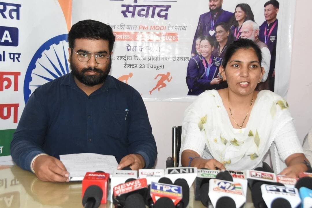 27 अगस्त को NIFT Panchkula में होगा खेलो इंडिया संवाद कार्यक्रम
रेणु देवी कार्यक्रम सहायिका ने पंचकूला स्थित सेक्टर-31 मेरा युवा भारत कार्यालय में आयोजित प्रेसवार्ता में बताया कि राष्ट्रीय खेल दिवस के अवसर पर मेरा युवा भारत (माई भारत), पंचकूला द्वारा “खेलो इंडिया संवाद” कार्यक्रम का आयोजन 27 अगस्त को नेशनल इंस्टीट्यूट फॉर फैशन टेक्नोलॉजी में आयोजित किया जाएगा। प्रधानमंत्री श्री नरेंद्र मोदी वर्चुअल माध्यम से कार्यक्रम में देशभर के युवाओं से जुड़कर संवाद करेंगे। देशभर में आयोजित कार्यक्रमों के माध्यम से बड़ी संख्या में युवा प्रधानमंत्री के संबोधन सुनेंगे।
उन्होंने बताया कि खेलो इंडिया संवाद के अंतर्गत युवाओं को स्थानीय खिलाड़ियों एवं खेल प्रतिभाओं के साथ सीधे संवाद करने का अवसर मिलेगा। इस दौरान युवा खिलाड़ियों के अनुभव, खेल के क्षेत्र में उपलब्ध अवसरों तथा देश में पिछले वर्षों में विकसित हुए खेल पारिस्थितिकी तंत्र एवं खेल अधोसंरचना से संबंधित विषयों पर चर्चा करेंगे। उन्होंने बताया कि कार्यक्रम में श्री राव इंद्रजीत सांसद मुख्यातिथि के रूप में व श्रीमती रेखा शर्मा, राज्यसभा सांसद विशिष्ट अतिथि के रूप में उपस्थित रहेंगे।
मेरा युवा भारत विभाग के उपनिदेशक सुश्री सुरमयी शर्मा ने 27 अगस्त को खेलो इंडिया संवाद कार्यक्रम के बारे में विस्तार से जानकारी दी। उन्होंने बताया कि कार्यक्रम का मुख्य उद्देश्य युवाओं को खेल, युवा नेतृत्व एवं राष्ट्र निर्माण से जोड़ना है। युवा संवाद के दौरान खेल पारिस्थितिकी तंत्र को मजबूत करने, वर्ष 2036 के ओलंपिक के लिए खेल प्रतिभाओं को तैयार करने, युवा नेतृत्व एवं शासन में युवाओं की भागीदारी बढ़ाने तथा विकसित भारत के लिए युवाओं को सशक्त बनाने जैसे महत्वपूर्ण विषयों पर युवाओं के विचार एवं सुझाव लिए जाएंगे। उन्होंने बताया कि हाॅकी के महान खिलाड़ी व देश के गौरव मेजर ध्यानचंद की जयंती को समर्पित राष्ट्रीय खेल दिवस हर वर्ष मनाया जाता है। इस वर्ष देशभर में राष्ट्रीय खेल दिवस को युवा प्रतिभागियों, खेल विकास और राष्ट्र इमारत के तौर पर भव्य रूप में 27 अगस्त 2026 को मनाया जाएगा।
उन्होंने बताया कि युवा अपने विचार, सुझाव एवं आकांक्षाएं मेरा युवा भारत पोर्टल पर उपलब्ध सुझाव पेटिका के माध्यम से ऑनलाइन साझा कर सकते हैं। युवाओं के सुझावों को कार्यक्रम के उद्देश्यों से जोड़ते हुए उनकी सहभागिता को अधिक प्रभावी बनाया जाएगा। कार्यक्रम के दौरान युवाओं को वीबीवाईएलडी प्रश्नोत्तरी प्रतियोगिता में भाग लेने के लिए भी प्रेरित किया जाएगा। इसमें मेरा युवा भारत स्वयंसेवक, एनएसएस स्वयंसेवक एवं स्थानीय युवा सक्रिय रूप से भाग लेंगे।
<nis:link nis:type=tag nis:id=panchkulanews nis:value=panchkulanews nis:enabled=true nis:link/> <nis:link nis:type=tag nis:id=panchkula nis:value=panchkula nis:enabled=true nis:link/> <nis:link nis:type=tag nis:id=panchkulasocialmedia nis:value=panchkulasocialmedia nis:enabled=true nis:link/>