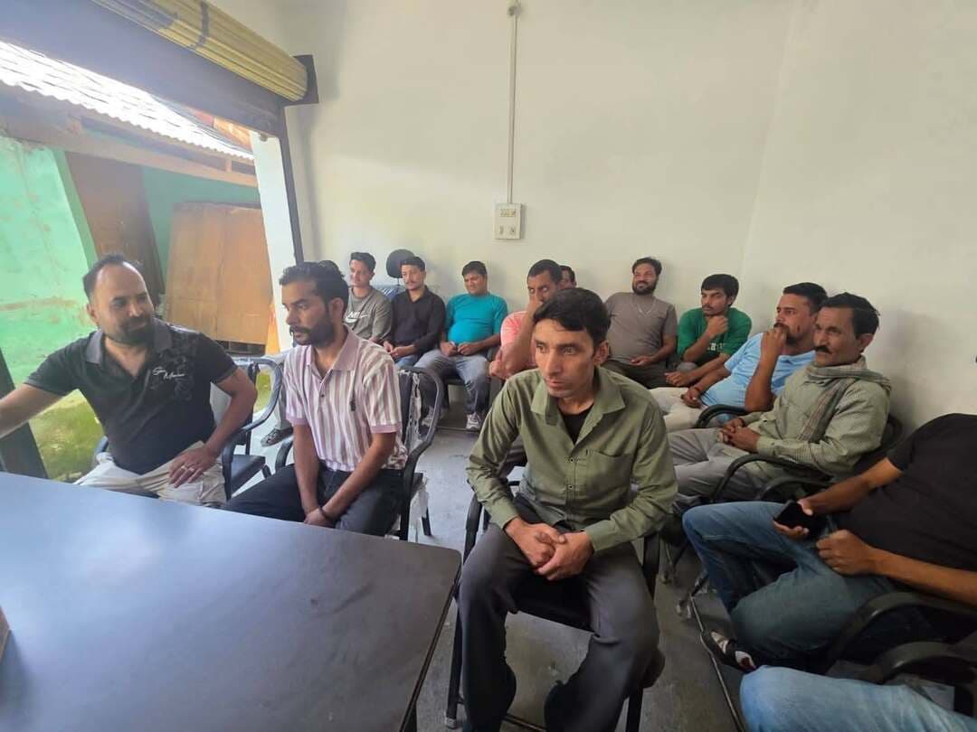 गेहरा पंचायत और लड्डा वार्ड की समस्याओं को लेकर APMC चेयरमैन से मिले ग्रामीण
सड़क, स्वास्थ्य और पानी की समस्याओं पर हुई विस्तृत चर्चा, पेयजल समस्या के समाधान को लेकर जल शक्ति विभाग के अधिकारी से करवाई बातचीत
25 अगस्त 2026 को गेहरा पंचायत और लड्डा वार्ड के ग्रामीणों ने वर्षों से चली आ रही सड़क, स्वास्थ्य और पानी की समस्याओं को लेकर APMC चेयरमैन ललित ठाकुर से मुलाकात की। ग्रामीणों ने क्षेत्र की विभिन्न समस्याओं से उन्हें अवगत करवाया। पेयजल समस्या को गंभीरता से लेते हुए चेयरमैन ने तुरंत जल शक्ति विभाग के अधिकारी को बुलाकर ग्रामीणों से बातचीत करवाई। उन्होंने आश्वासन दिया कि क्षेत्र की इन समस्याओं के समाधान के लिए जल्द आवश्यक कदम उठाए जाएंगे।
#गेहरा #लड्डा #चंबा #ग्रामीणसमस्याएं #सड़कसमस्या #पेयजलसमस्या #स्वास्थ्यसेवा #जलशक्तिविभाग #APMC #ललितठाकुर #ग्रामीणोंकीआवाज #HimachalNews #ChambaNews #Himachal84TV
