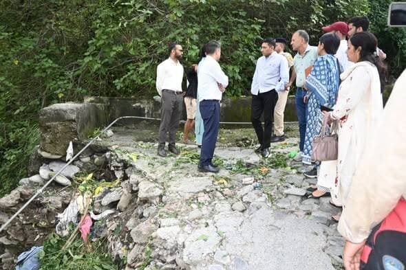 पक्काटाला-बालू सड़क के क्षतिग्रस्त हिस्से का DC ने किया निरीक्षण, जल्द तैयार होगा पुनर्निर्माण का प्राक्कलन
उपायुक्त मुकेश रेपस्वाल ने PWD और नगर परिषद अधिकारियों को दिए जरूरी निर्देश, खुले में कूड़ा फेंकने वालों पर कार्रवाई के भी आदेश
चम्बा में उपायुक्त मुकेश रेपस्वाल ने पक्काटाला-बालू संपर्क मार्ग के तहत राजकीय माध्यमिक विद्यालय पक्काटाला के समीप क्षतिग्रस्त सड़क का निरीक्षण किया। उन्होंने लोक निर्माण विभाग और नगर परिषद के अधिकारियों को सड़क के पुनर्निर्माण के लिए शीघ्र प्राक्कलन तैयार करने के निर्देश दिए। साथ ही क्षेत्र में खुले में फेंके जा रहे कूड़ा-कचरे पर नाराजगी जताते हुए नगर परिषद को नियमानुसार कार्रवाई के निर्देश दिए। उपायुक्त ने जल निकासी की वैकल्पिक व्यवस्था तलाशने और स्थानीय लोगों की समस्याओं का प्राथमिकता के आधार पर समाधान सुनिश्चित करने को भी कहा।
#चम्बा #पक्काटाला #बालू #सड़क #उपायुक्त #मुकेशरेपस्वाल #लोकनिर्माणविभाग #नगरपरिषद #सड़कसमस्या #जलनिकासी #स्वच्छचम्बा #HimachalNews #ChambaNews #Himachal84TV