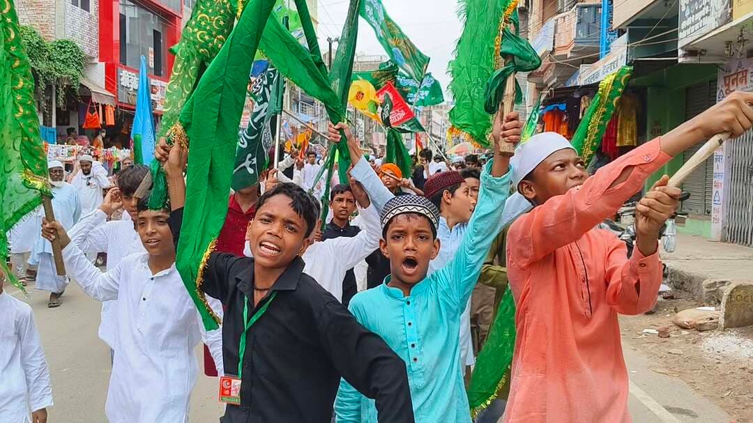 शेखपुरा में धूमधाम से मनाया गया ईद-ए-मिलाद-उन-नबी का त्योहार, निकाला गया भव्य जुलूस, जुलूस में उमड़ी भीड़।जिले में बुधवार को ईद-ए-मिलाद-उन-नबी का त्योहार पूरे उत्साह और धूमधाम के साथ मनाया गया। इस अवसर पर शहर में भव्य जुलूस निकाला गया, जिसमें बड़ी संख्या में मुस्लिम समुदाय के लोगों ने हिस्सा लिया।
जुलूस बड़ी दरगाह से शुरू होकर जमालपुर मोहल्ला स्थित मस्जिद पहुंचा। इसके बाद जुलूस चांदनी चौक और कटरा चौक , बिचली गली होते हुए वापस बड़ी दरगाह पहुंचा। जुलूस के दौरान लोगों ने धार्मिक नारे लगाए और पैगंबर हजरत मोहम्मद के प्रति अपनी श्रद्धा एवं आस्था व्यक्त की।
जुलूस में छोटे-छोटे बच्चों से लेकर युवा और बुजुर्गों तक ने उत्साहपूर्वक भाग लिया। पूरे मार्ग में लोगों की भीड़ देखने को मिली। त्योहार को लेकर शहर में खासा उत्साह और उल्लास का माहौल बना रहा। पुलिस अधीक्षक हिमांशु कुमार के नेतृत्व में बड़ी संख्या में पुलिस प्रशासन चौक चौराहों पर तैनात रही।
ईद-ए-मिलाद-उन-नबी के मौके पर लोगों ने एक-दूसरे को पर्व की बधाई दी और आपसी भाईचारे, प्रेम एवं शांति का संदेश दिया। जुलूस के दौरान शहर में सुरक्षा व्यवस्था भी बनाए रखी गई। इस दौरान मिन्ह तुल्लाह हबीबी हाजी मुमताज साहिन,अरसलान,मो काशिम,मो सकिल,मो अमजद,मो तसलीम सहित अन्य लोग बड़ी संख्या में शामिल हुए। मो मुमताज साहिन ने बताया कि पैगंबर हजरत मोहम्मद के प्रति अपनी श्रद्धा एवं आस्था व्यक्त की।