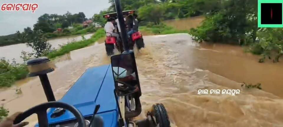 ଟ୍ରାକ୍ଟରରେ ଯାଇ କୋଟପାଡ଼ ବ୍ଲକ ର ବନ୍ୟାଞ୍ଚଳର ସ୍ଥିତି ପରଖିଲେ ଜୟପୁର ଉପ ଜିଲ୍ଲାପାଳ,ବନ୍ୟା ପ୍ରଭାବିତ ଅଞ୍ଚଳ ବୁଲି ସ୍ଥିତି ଅନୁଧ୍ୟାନ କରିବା ସହ ଲୋକଙ୍କ ସମସ୍ୟା ସମ୍ପର୍କରେ ବୁଝିଥିଲେ,
ଲଗାଣ ବର୍ଷା ଯୋଗୁଁ କୋଟପାଡ଼ ଅଞ୍ଚଳରେ ବନ୍ୟା ସ୍ଥିତି ଦେଖାଦେଇଥିବା ବେଳେ ଟ୍ରାକ୍ଟରରେ ଯାଇ ବନ୍ୟାଞ୍ଚଳର ସ୍ଥିତି ପରଖିଲେ ଜୟପୁର ଉପଜିଲ୍ଲାପାଳ ଯଦୁମଣି ନାଏକ,