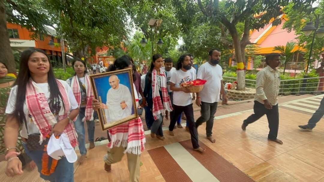 भर्ती सुधार यात्रा के तीसरे दिन इटखोरी पहुंचे देवेंद्र नाथ महतो, मां भद्रकाली से छात्रों के उज्ज्वल भविष्य की प्रार्थना
भर्ती सुधार यात्रा के तीसरे दिन छात्र नेता देवेंद्र नाथ महतो चतरा जिले के इटखोरी पहुंचे। यहां उन्होंने मां भद्रकाली मंदिर में दर्शन कर छात्रों के हित और उनके उज्ज्वल भविष्य के लिए प्रार्थना की।
दर्शन के बाद देवेंद्र नाथ महतो भर्ती सुधार यात्रा के तहत चोपारन, हजारीबाग के लिए रवाना हुए। यात्रा के दौरान वे छात्रों से संवाद कर भर्ती प्रक्रिया में सुधार और पारदर्शिता की मांग को लेकर लोगों को जागरूक कर रहे हैं। #भर्ती_सुधार_यात्रा #देवेंद्रनाथमहतो #छात्रआंदोलन #छात्रहित #रोजगार #भर्ती_में_सुधार #झारखंड #JharkhandNews #StudentProtest #JharkhandStudents #Itkhori #Chatra #Hazaribagh #Chouparan #MaaBhadrakali #YouthPower #Education #Employment #ViralNews #BreakingNews #LoktantraBharat