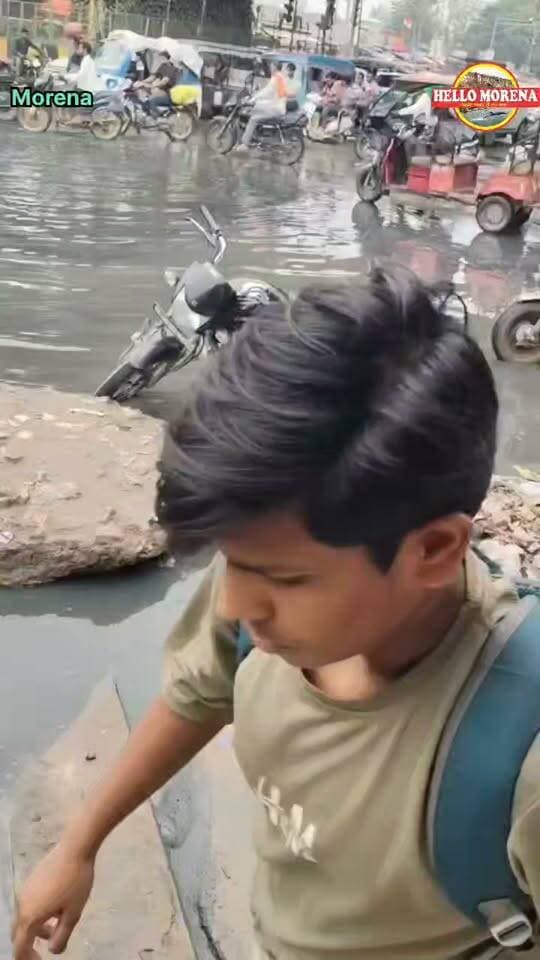 जरा सी बारिश के बाद मुरैना के बैरियर चौराहा पर हालात बिगड़े। जलनिकास सिस्टम की हकीकत सामने आई👇