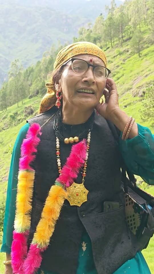 बहुत सुंदर लामण गाती हुई महिला। ❤️🏔️🎶
पहाड़ की संस्कृति, लोकधुन और मिट्टी की खुशबू—सब कुछ इस मधुर आवाज़ में महसूस होता है। 🙏❤️
हिमाचल की लोक संस्कृति को नमन। 🏔️🚩